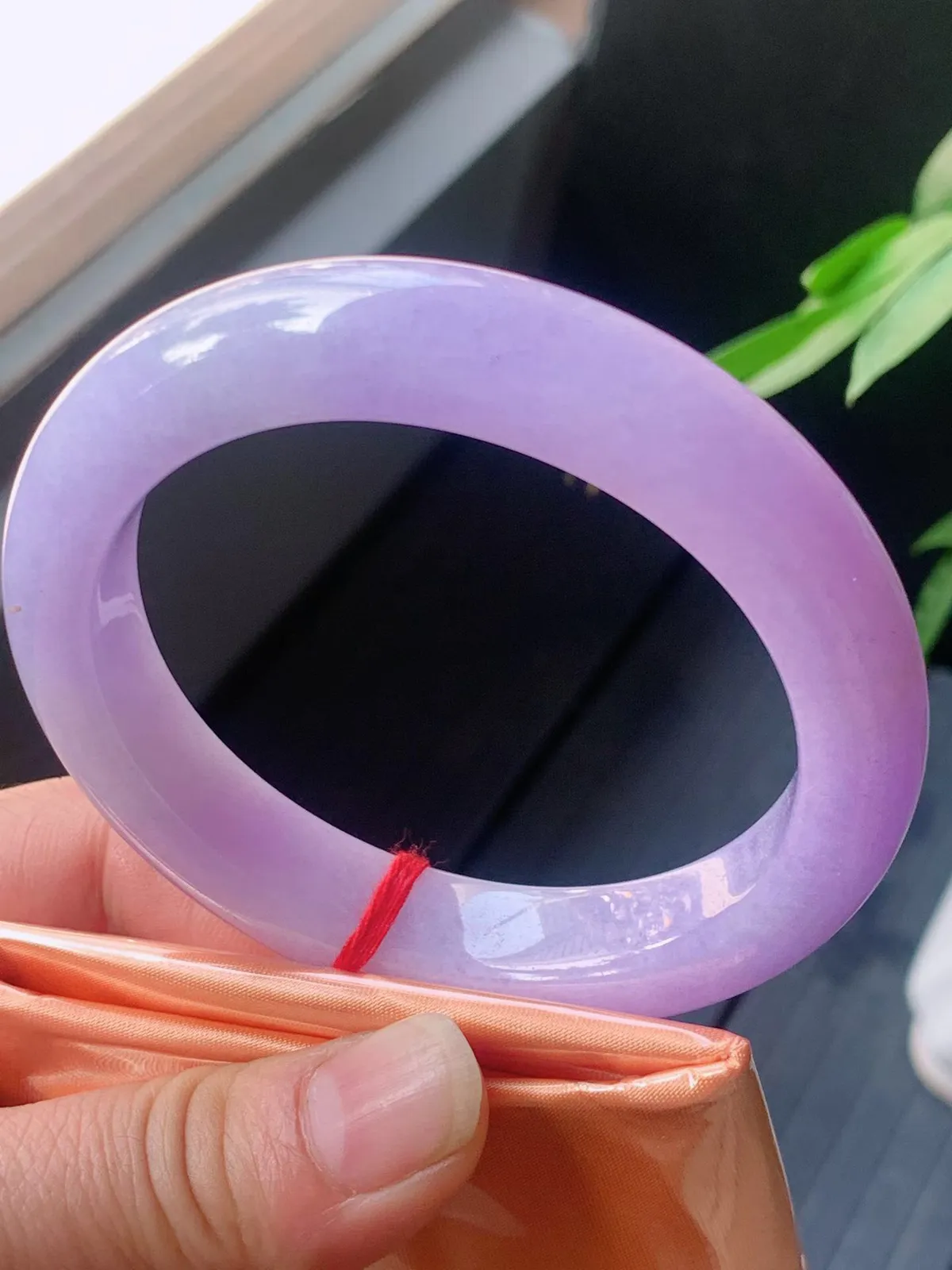 【翡翠名称】老种冰紫罗兰58.8正圈口手镯
【翡翠尺寸】58.8/12.6/9.8mm适合57.8-60正圈口佩戴
【翡翠描述】宝贝种老水足，玉质细腻，色泽靓丽，性价比高，佩戴效果好！
【其它赠送】权威证书/精美挂绳盒子/支持全国复检