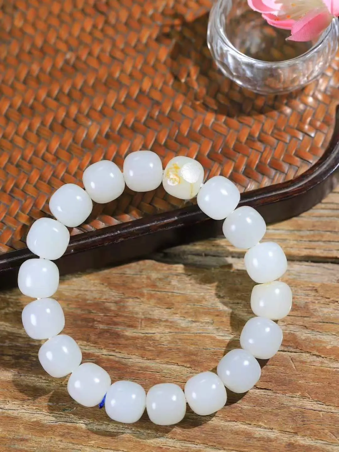 （老型珠.手串）

新疆和田籽料老型珠手串，玉质细腻油润 饱满光滑 质朴无华，悠远简单，人心境界远，百世修炼深，心灵常驻善意持，觉悟人生百世修。重50.96克    尺寸取一11.3-12mm    10120900A