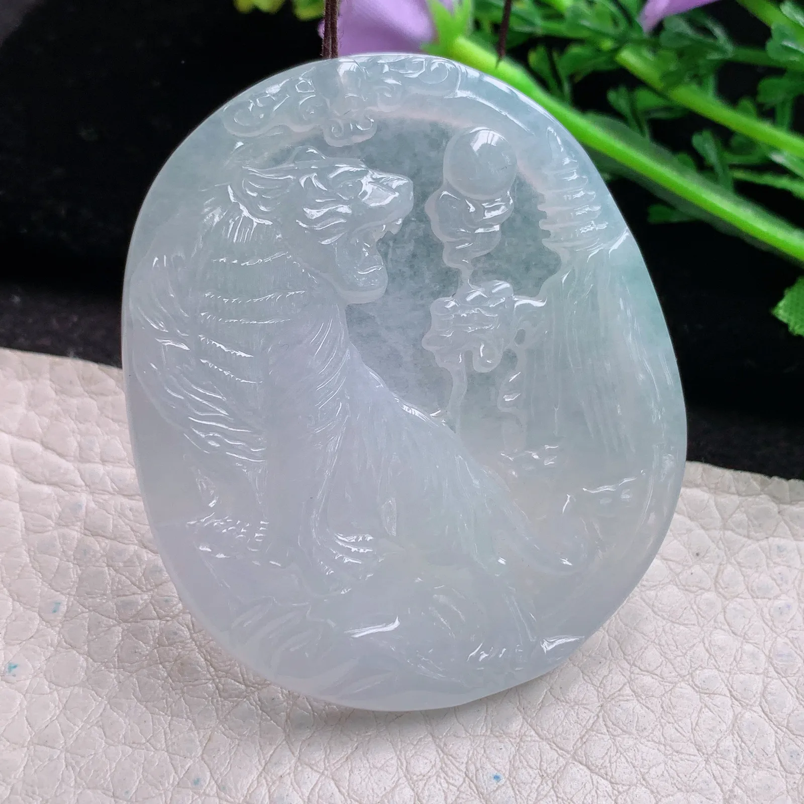 yn实拍54*47*4.8缅甸翡翠a货精雕白月光上山虎 生肖虎玉吊坠 玉挂件