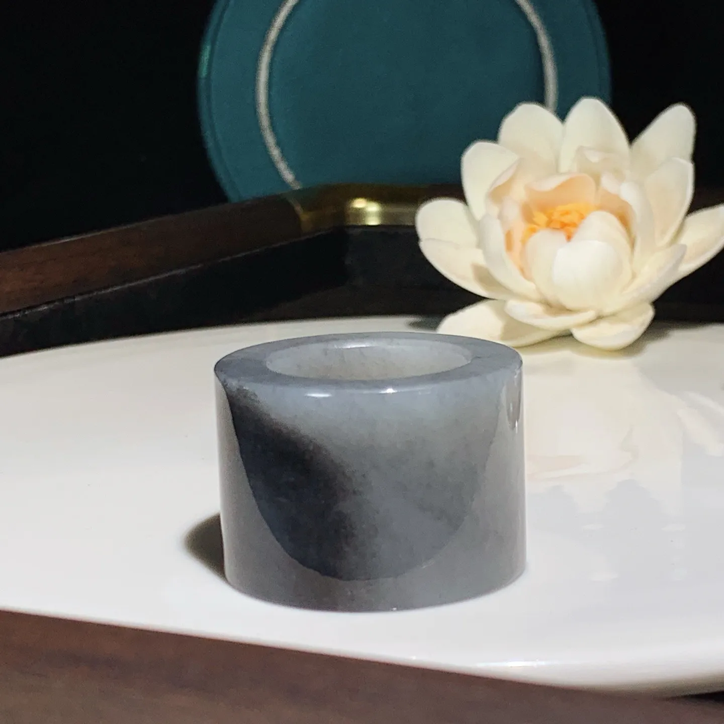 新疆和田玉籽料青花扳指。内径23尺寸25/7重42.5克。玉质细腻油润。手推出油。佩戴高端典雅。lt