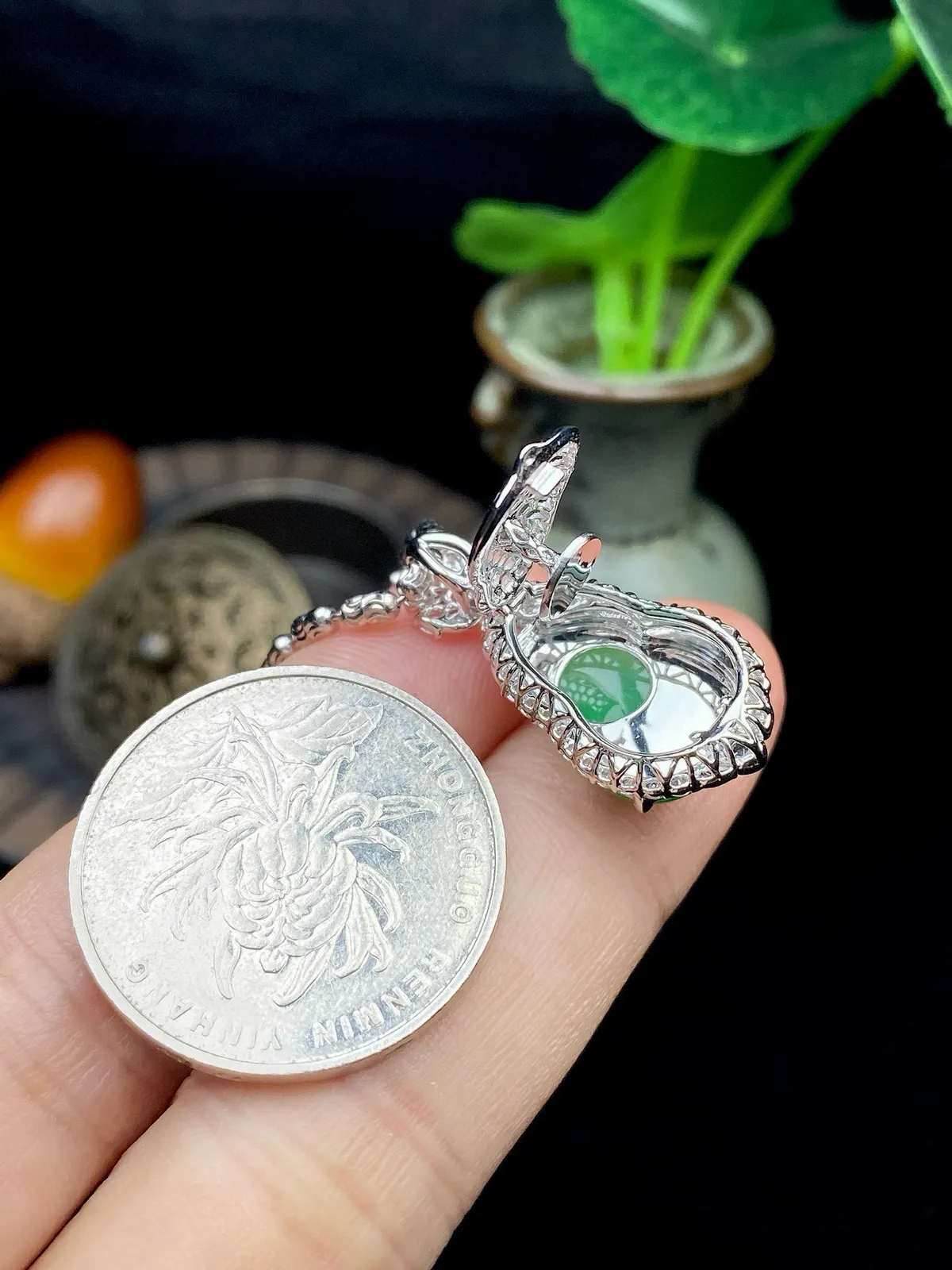 【冰种满绿葫芦吊坠】种水色俱全，冰透闪亮，通透感饱满度很好，18k金钻豪华镶嵌，裸石尺寸15*11.1*4.1毫米