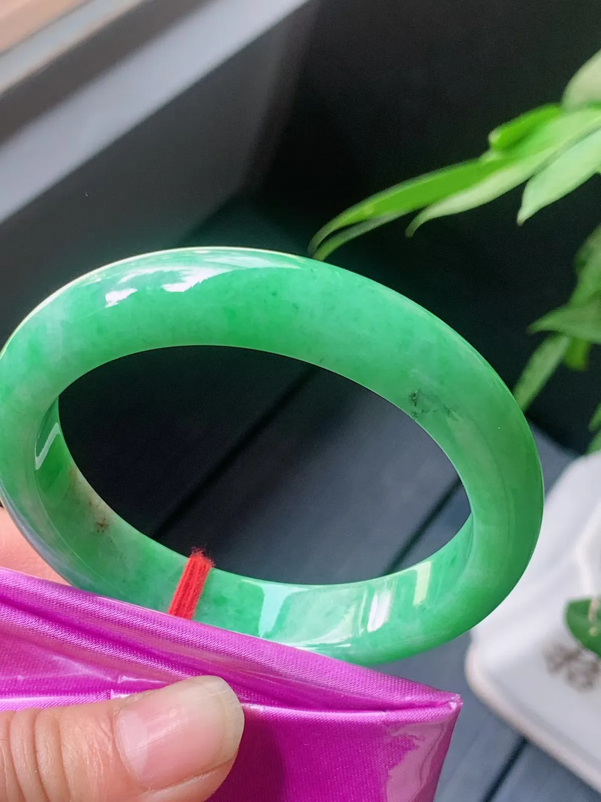 【翡翠名称】老种满色阳绿54.8正圈口手镯
【翡翠尺寸】54.8/12/8.2mm适合53.8-56正圈口佩戴
【翡翠描述】宝贝种老水足，玉质细腻，色泽靓丽，性价比高，佩戴效果好！
【其它赠送】权威证书/精美挂绳盒子/支持全国复检