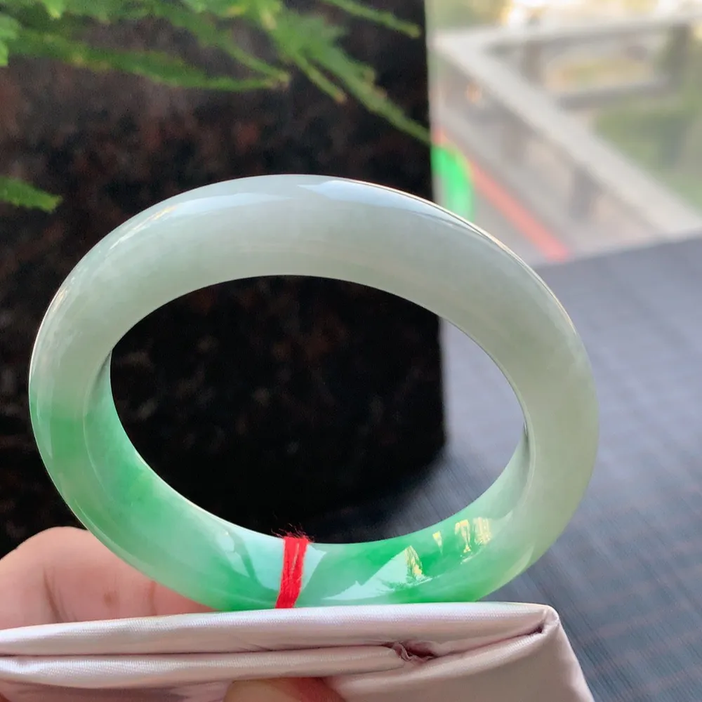 正圈一大节阳绿 无瑕 尺寸:55.7/12.6/9.6 色阳