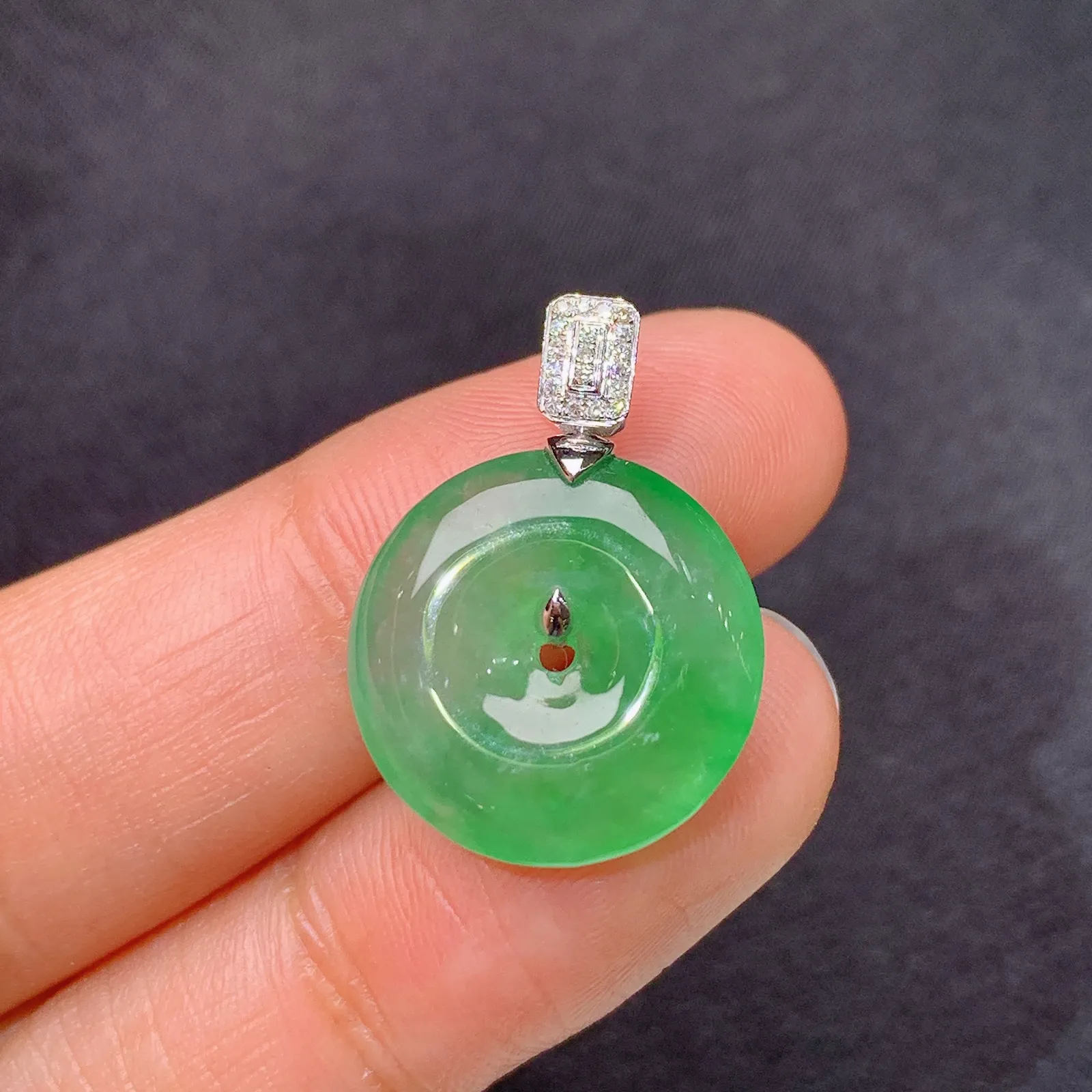 晴绿平安扣吊坠，18k金镶嵌，冰润色阳，玉质细腻，种水足，尺寸22.3*16.4*3.9