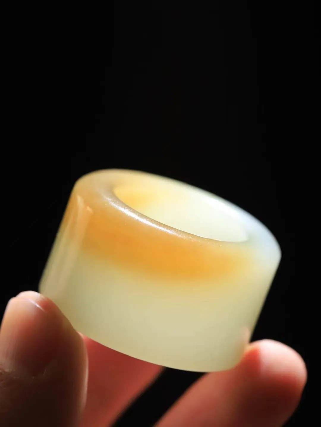 【古韵·扳指】

精品和田玉糖白玉扳指，玉质温润，油润感十足， 整器古韵生辉。优雅高贵。运筹帷幄于掌中，决胜于千里之外。
重40.49克 内径圈口22.9mm  尺寸21.8-7mm  FDT-59120929