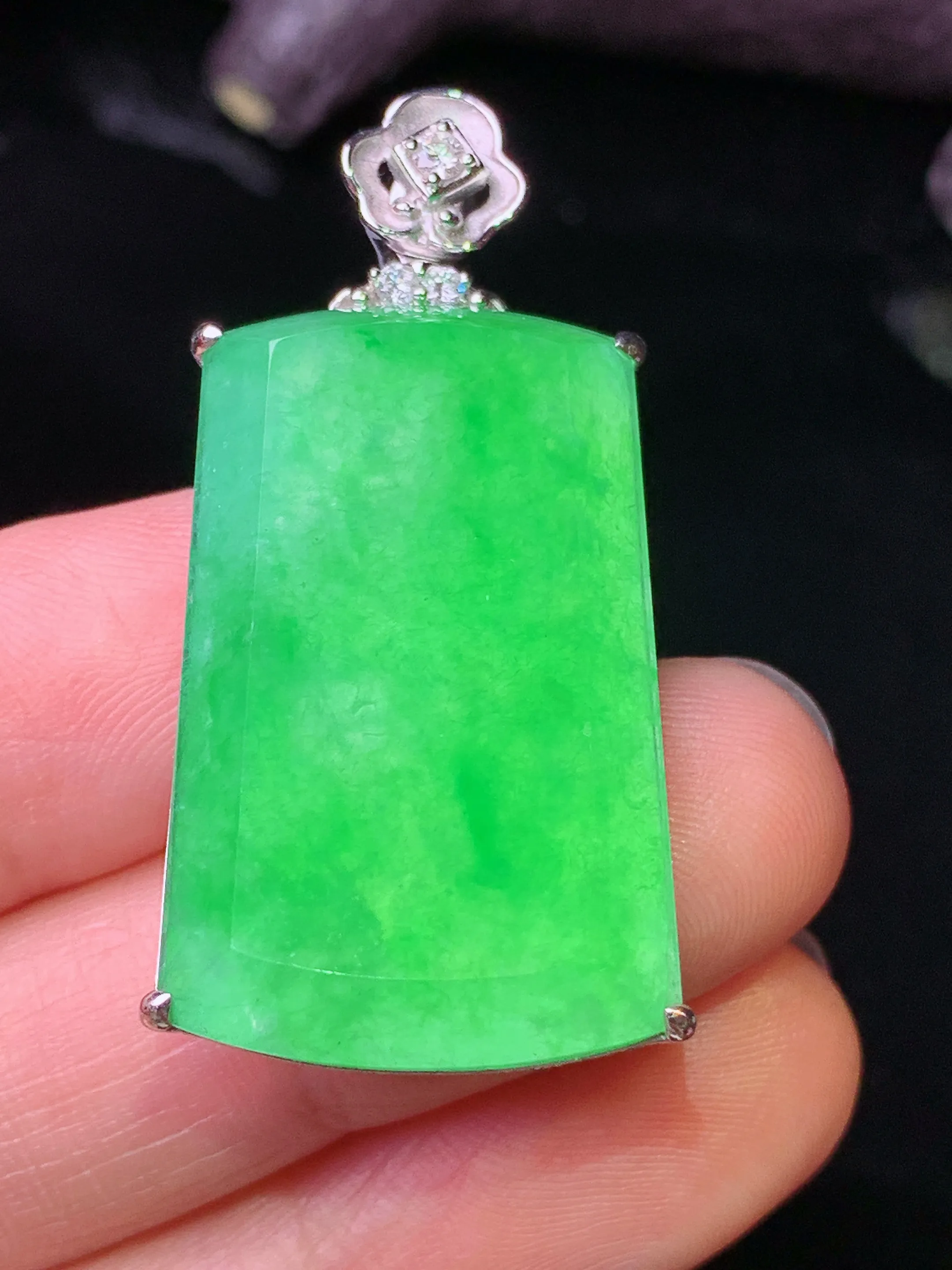 18k金钻镶嵌满绿无事牌吊坠 玉质细腻 水润亮眼 色泽艳丽 整体尺寸40.5*19*8