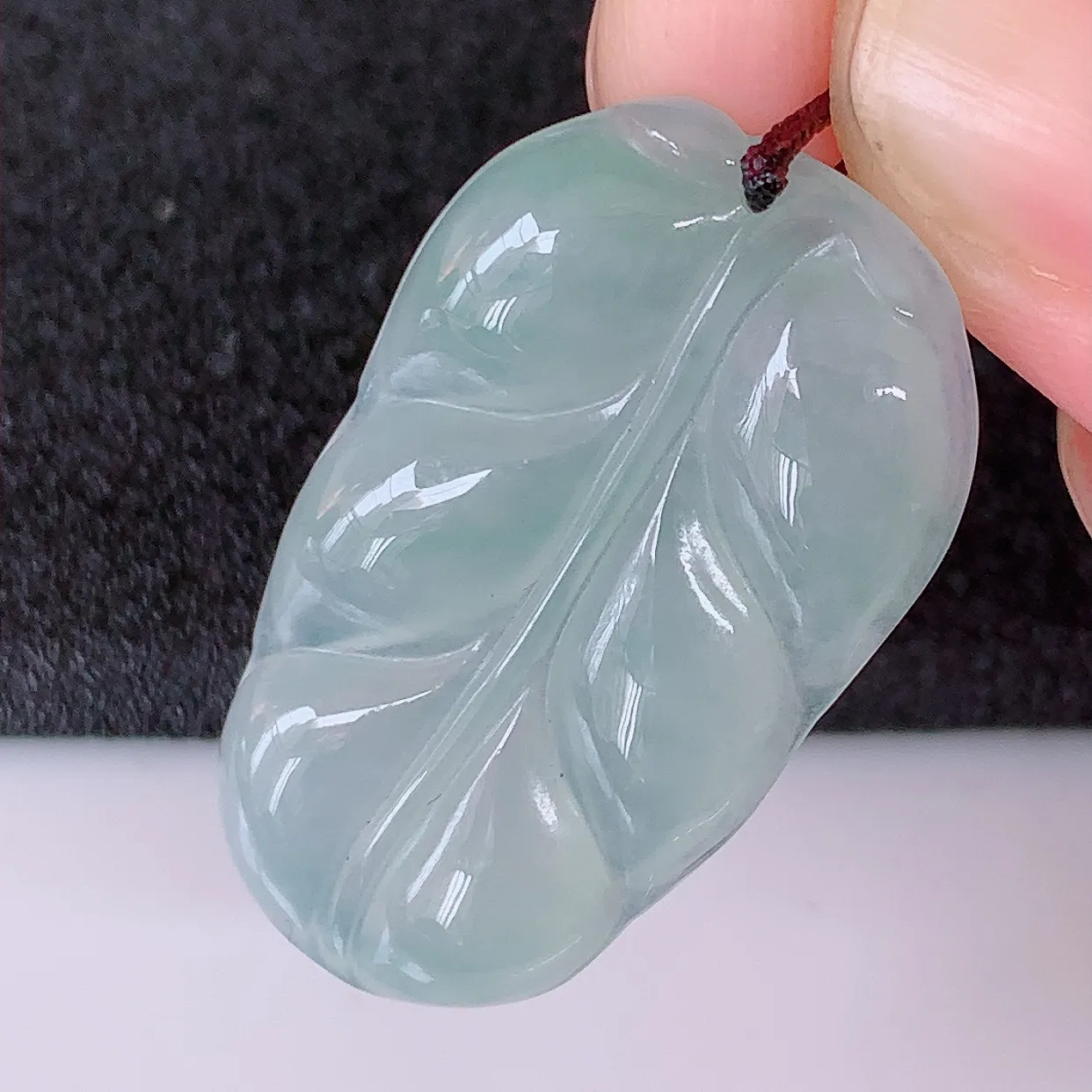 自然光实拍，冰种翡翠叶子吊坠 ，种水足，色泽清新，工艺精湛，叶子寓意美好；金枝玉叶，事业有成。#57.9