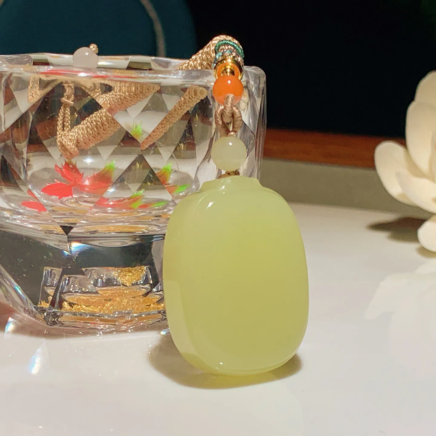 新疆和田玉若羌黄口料平安无事牌挂件。尺寸33/25/12重23.7克。玉质细腻油润。手推出油。佩戴高