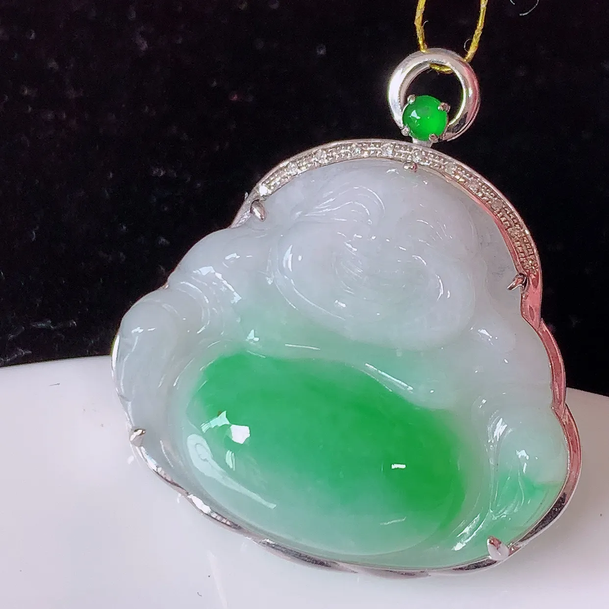 自然光实拍，18K金镶嵌冰润飘绿翡翠佛公吊坠，玉笑佛，饱满，开脸喜庆，配戴优雅迷人！#35.9整体32*29*10裸石27.5*23.5