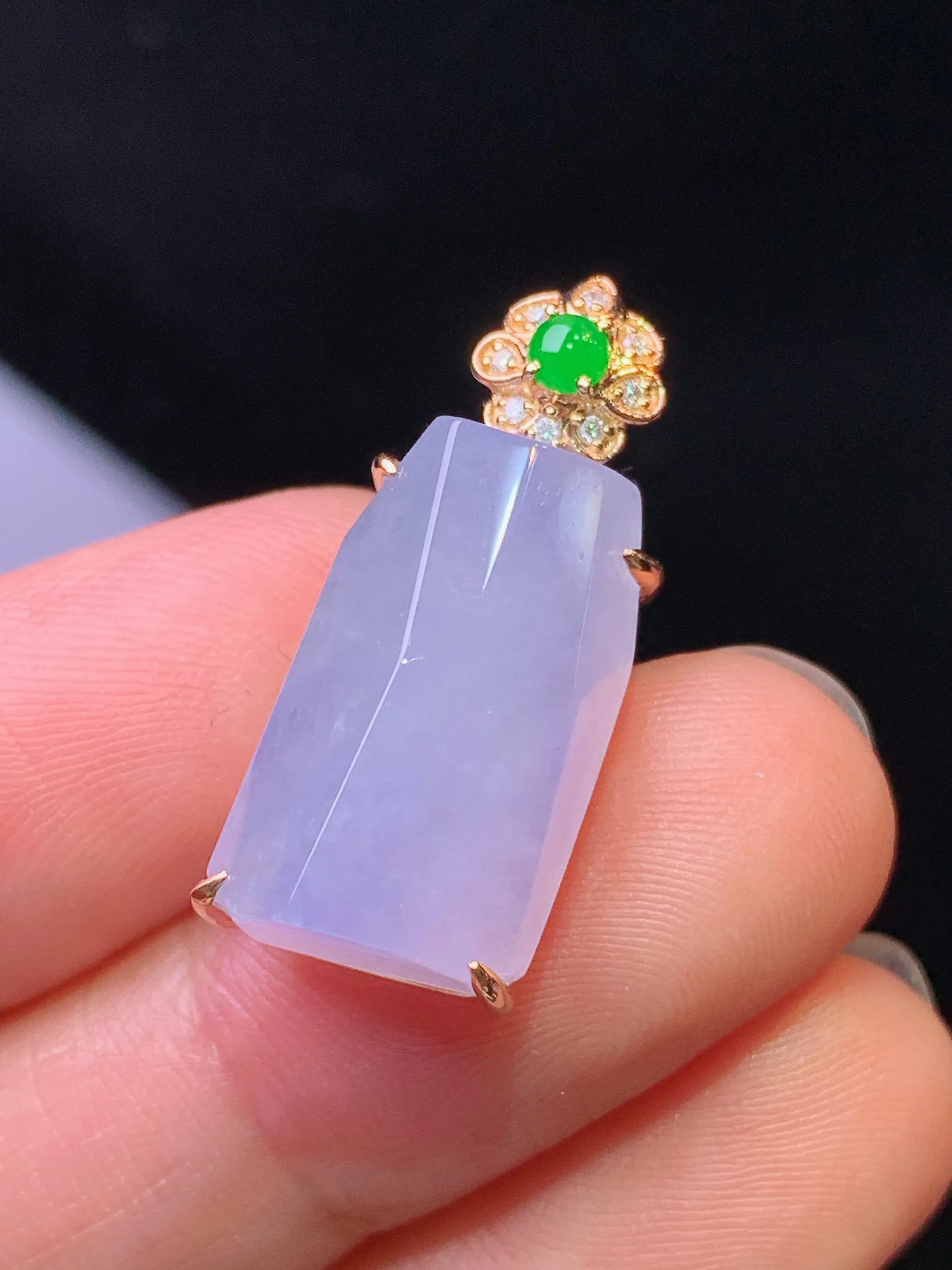 18k金钻镶嵌紫罗兰随形吊坠 玉质细腻 水润亮眼 色泽艳丽 整体尺寸25*10.8*8.5