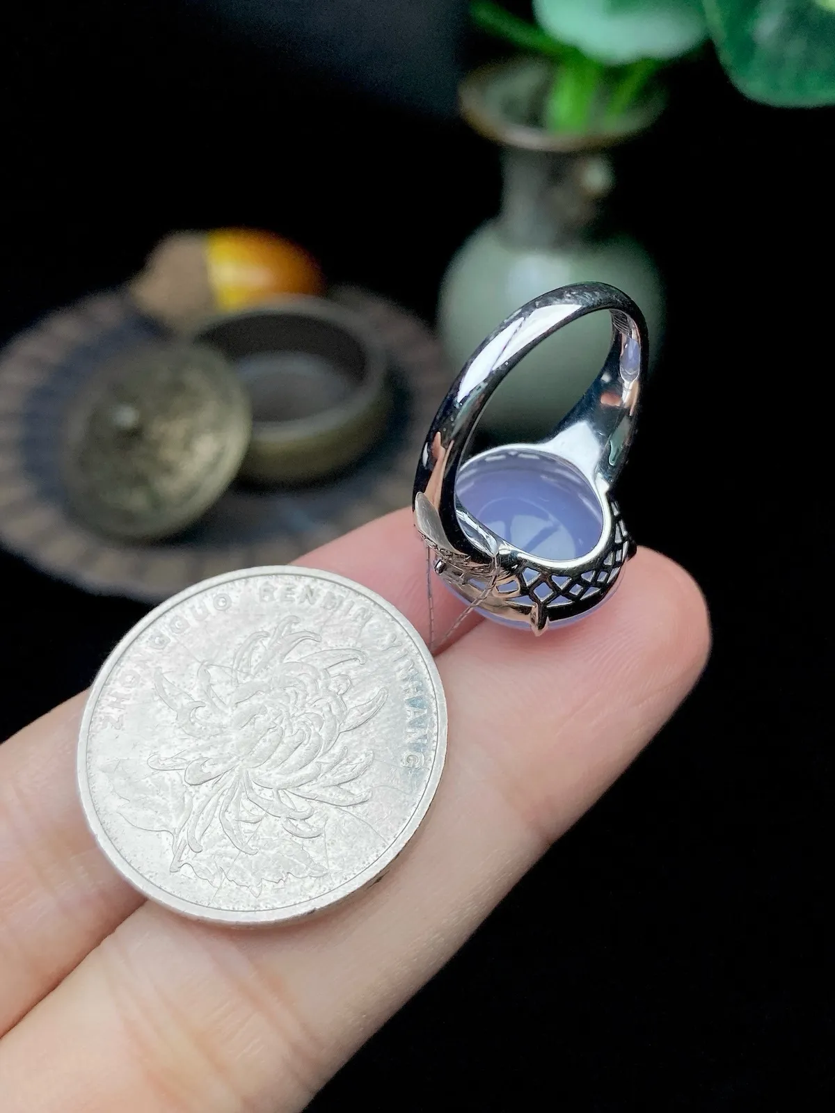 【冰种紫蛋面戒指】质地细腻，饱满度很好，晶莹剔透，18k金钻镶嵌，裸石尺寸15*13.9*6.6毫米