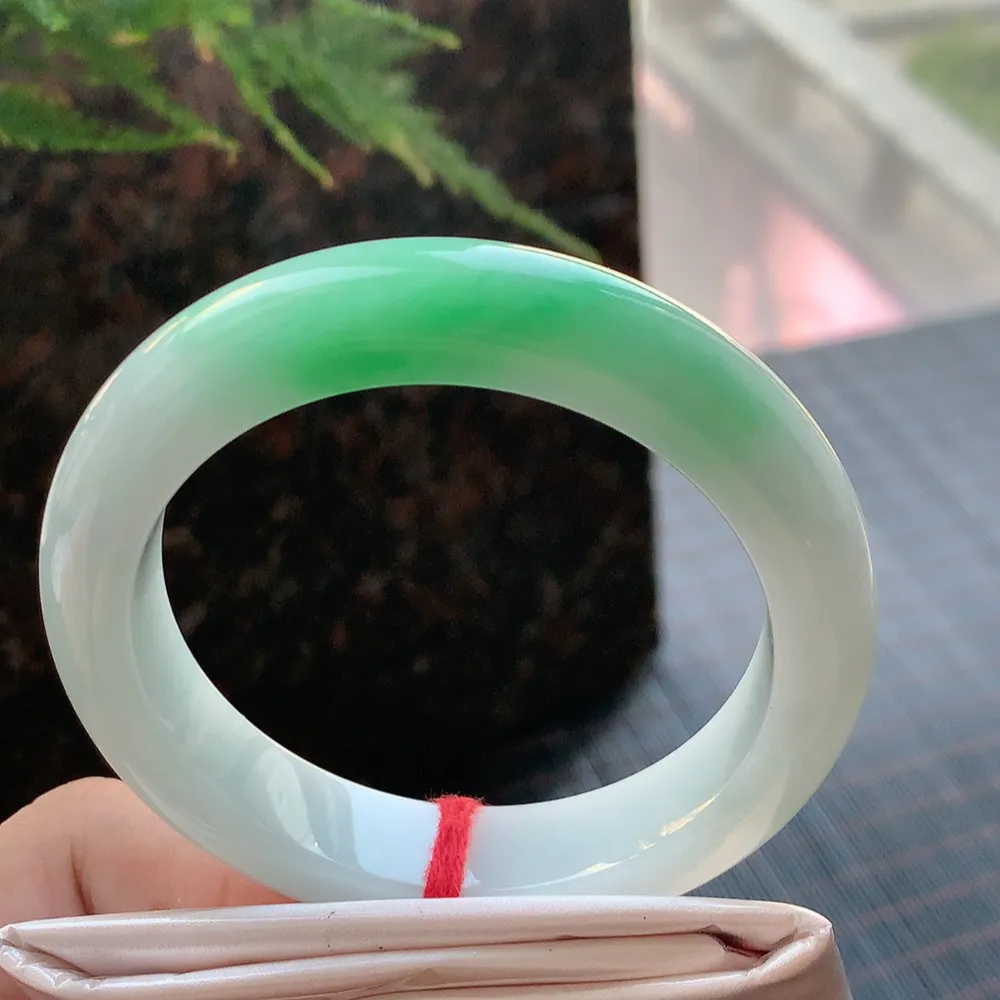 正圈冰糯阳绿 无瑕 尺寸:55.1/12.3/9.1 色好