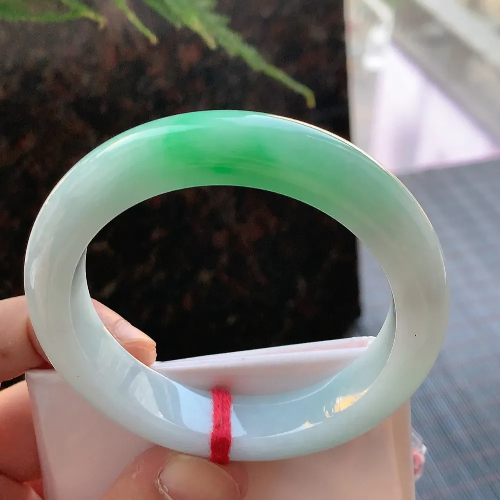 正圈冰糯阳绿 无瑕 尺寸:55.1/12.3/9.1 色好