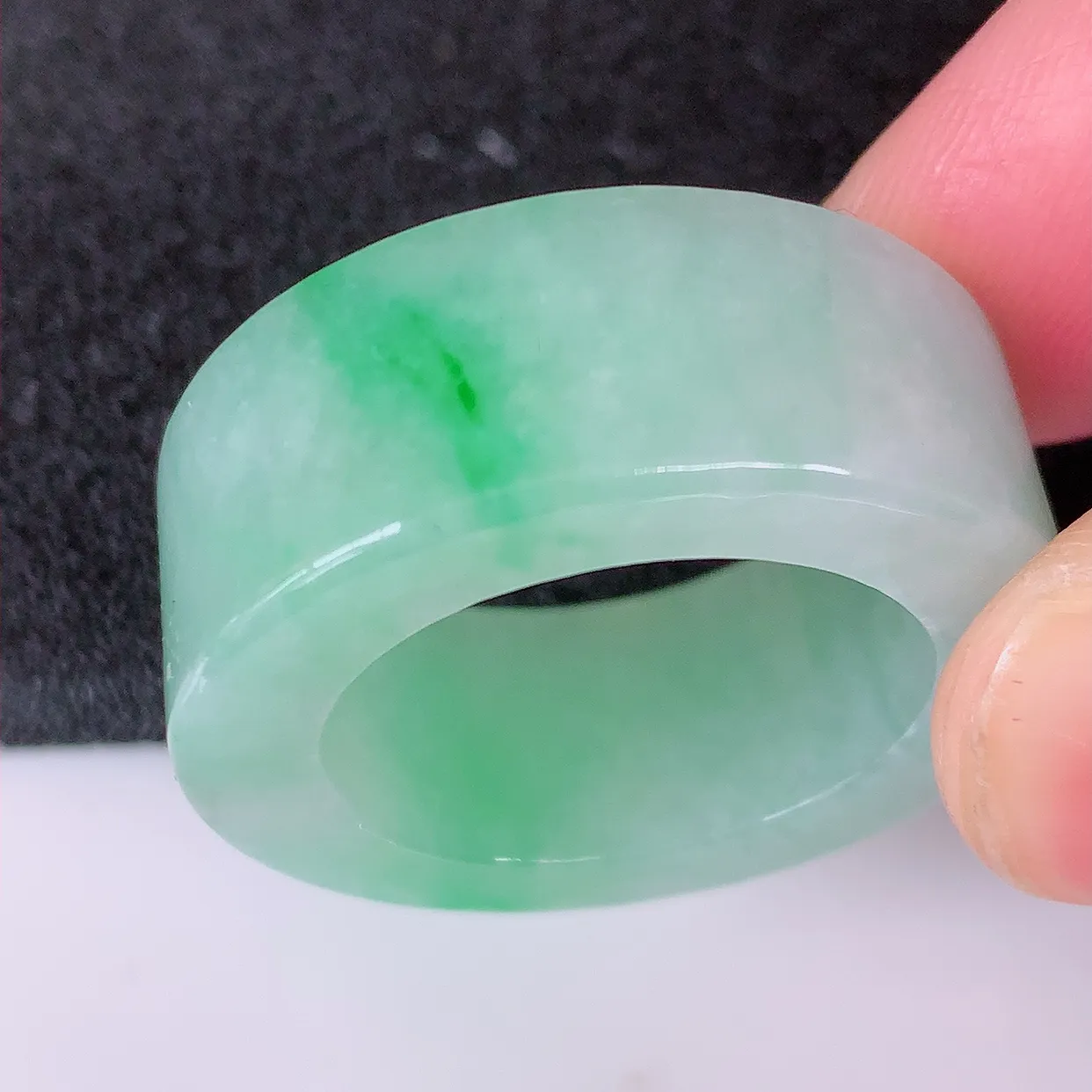 自然光实拍，22.2mm内径冰飘绿翡翠扳指，冰润指环，玉扳指，戒指，财源滚滚，玉质细腻起胶，28圈口，种水好！#05.9尺寸22.2*12*5.2