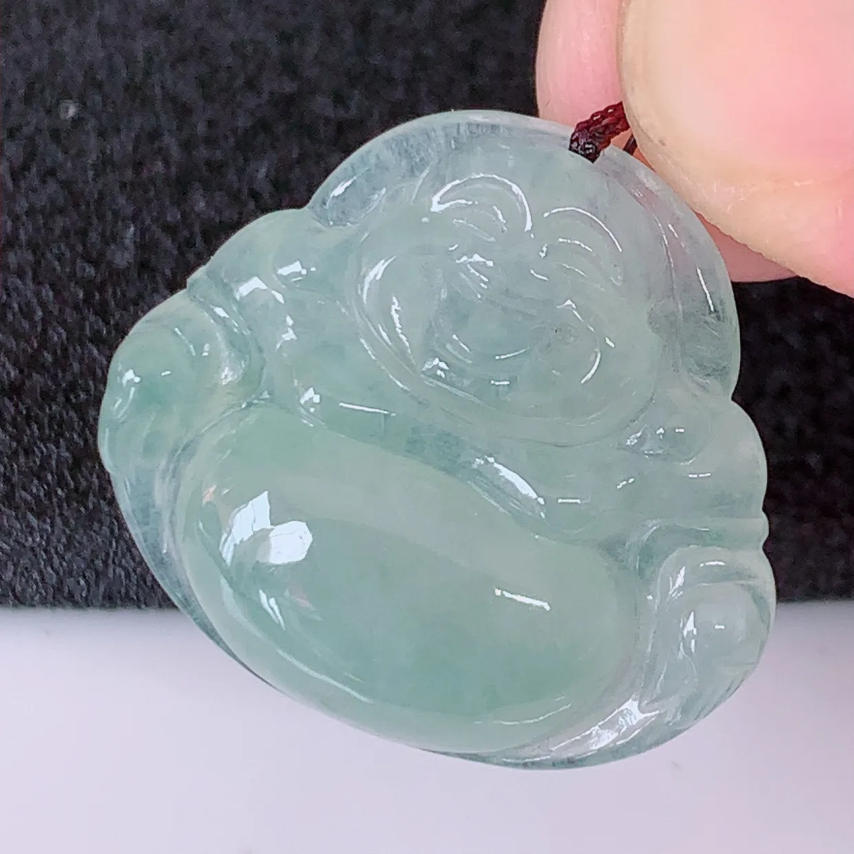 自然光实拍，冰种淡绿翡翠佛公吊坠，翡翠保平安佛公吊坠，玉质莹润，佩戴佳品，#57.9