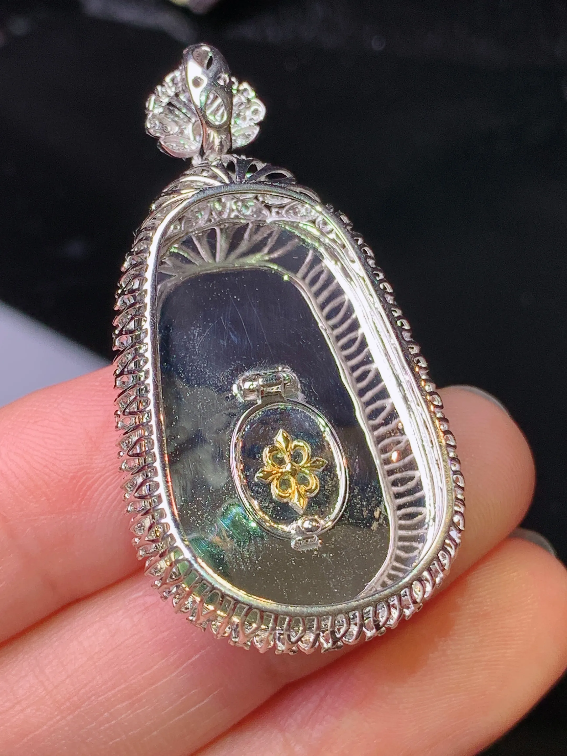 18k金钻镶嵌飘绿如意吊坠 玉质细腻 水润亮眼 色泽艳丽 整体尺寸43.5*22.7*10