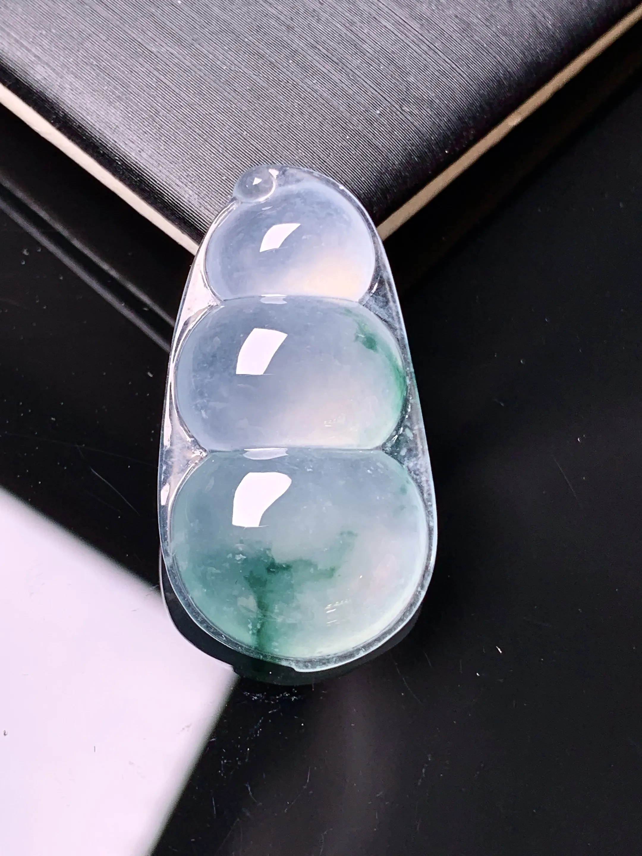 冰种飘绿四季豆吊坠 玉质细腻 水润亮眼 色泽艳丽 整体尺寸29.3*16*5.8