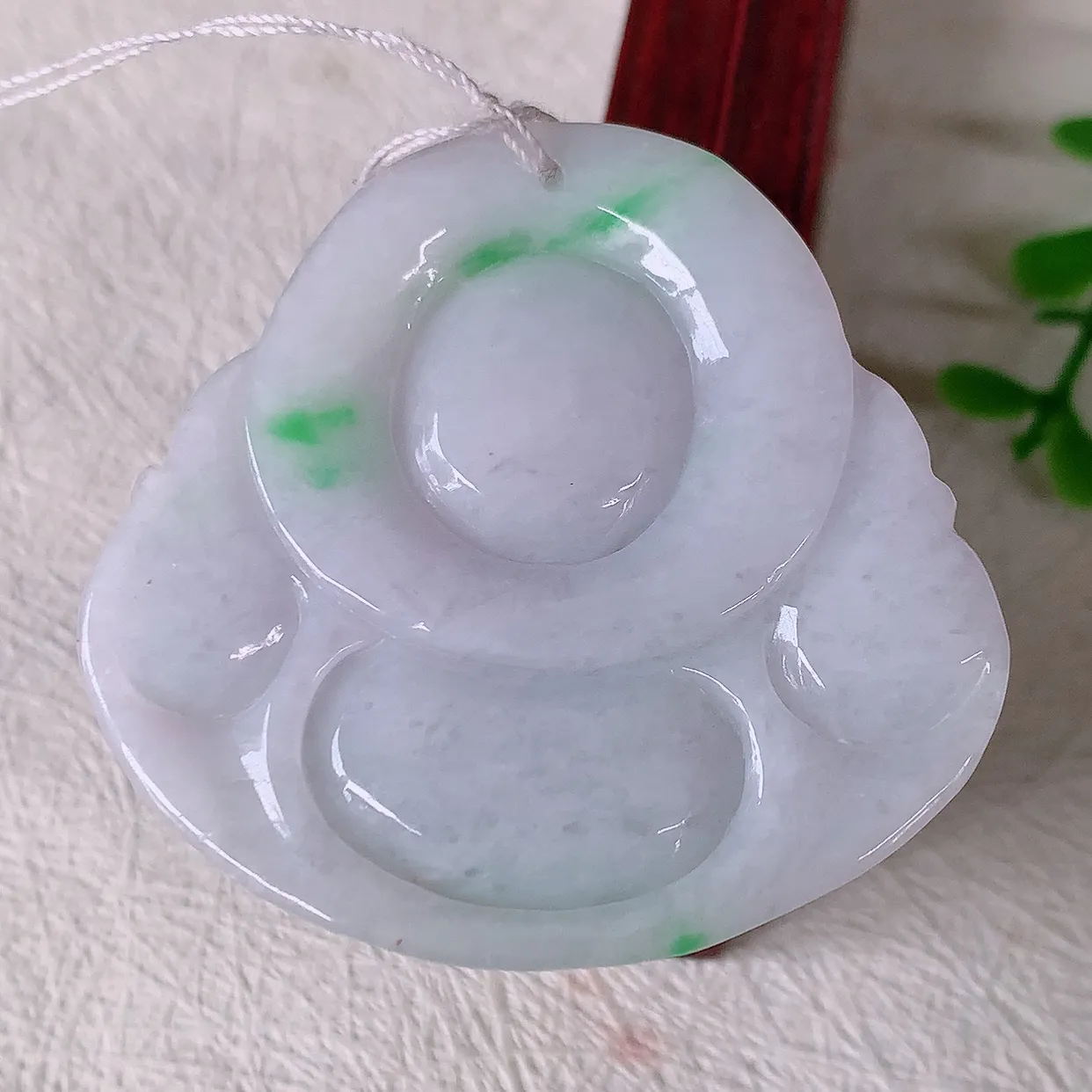 自然光实拍，大件厚装冰润飘绿翡翠佛公吊坠，开心笑佛，种老水足，颜色漂亮，立体饱满圆润，佩戴效果赞#46.9