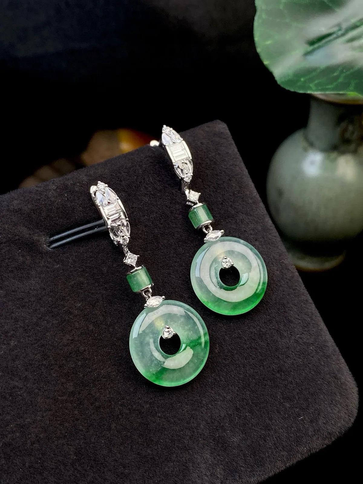 【冰种飘绿耳坠】甜甜圈，质地细腻，冰感十足，通透闪亮，18k金钻镶嵌，裸石尺寸14*2.7毫米