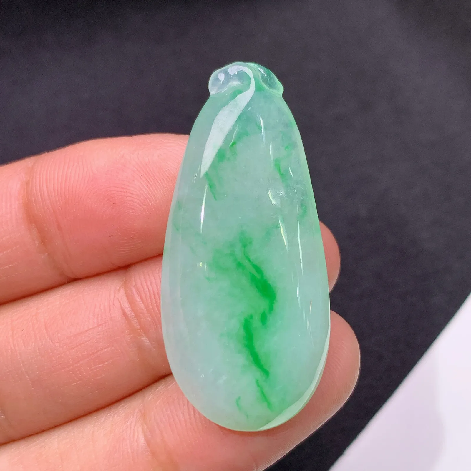 冰飘绿福瓜，冰润色阳，玉质细腻，种水足 尺寸37.8*17.6*6