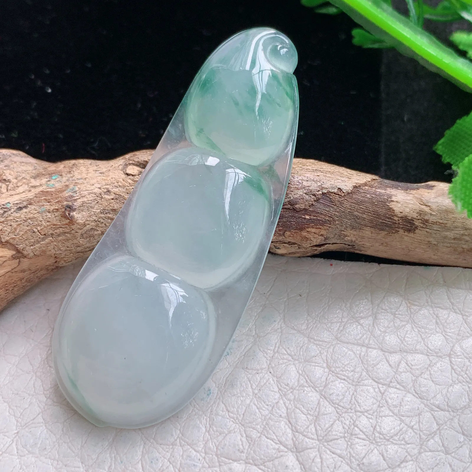 gp实拍49.2*19*5.5翡翠a货精雕冰飘绿花平安豆 四季豆玉吊坠 玉挂件