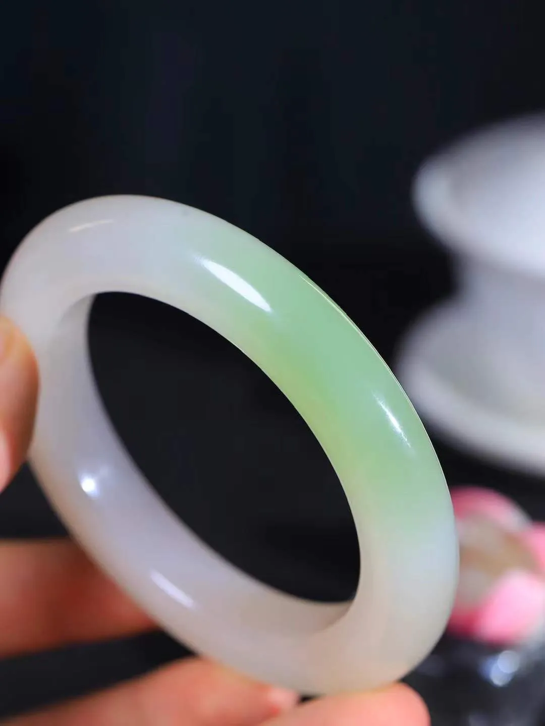 【婉约佳人.手镯】

典藏传家级臻品️和田玉三色手镯 玉质温润细腻 油性十足 手感舒适，高华雅逸，线条流畅，简约大气，美自天成，素雅高贵。佩戴于腕间，婉约之美，举手投足间透出那份低调奢华。重94克 内径60mm  尺寸13.2-12.4mm   FDA-44120233