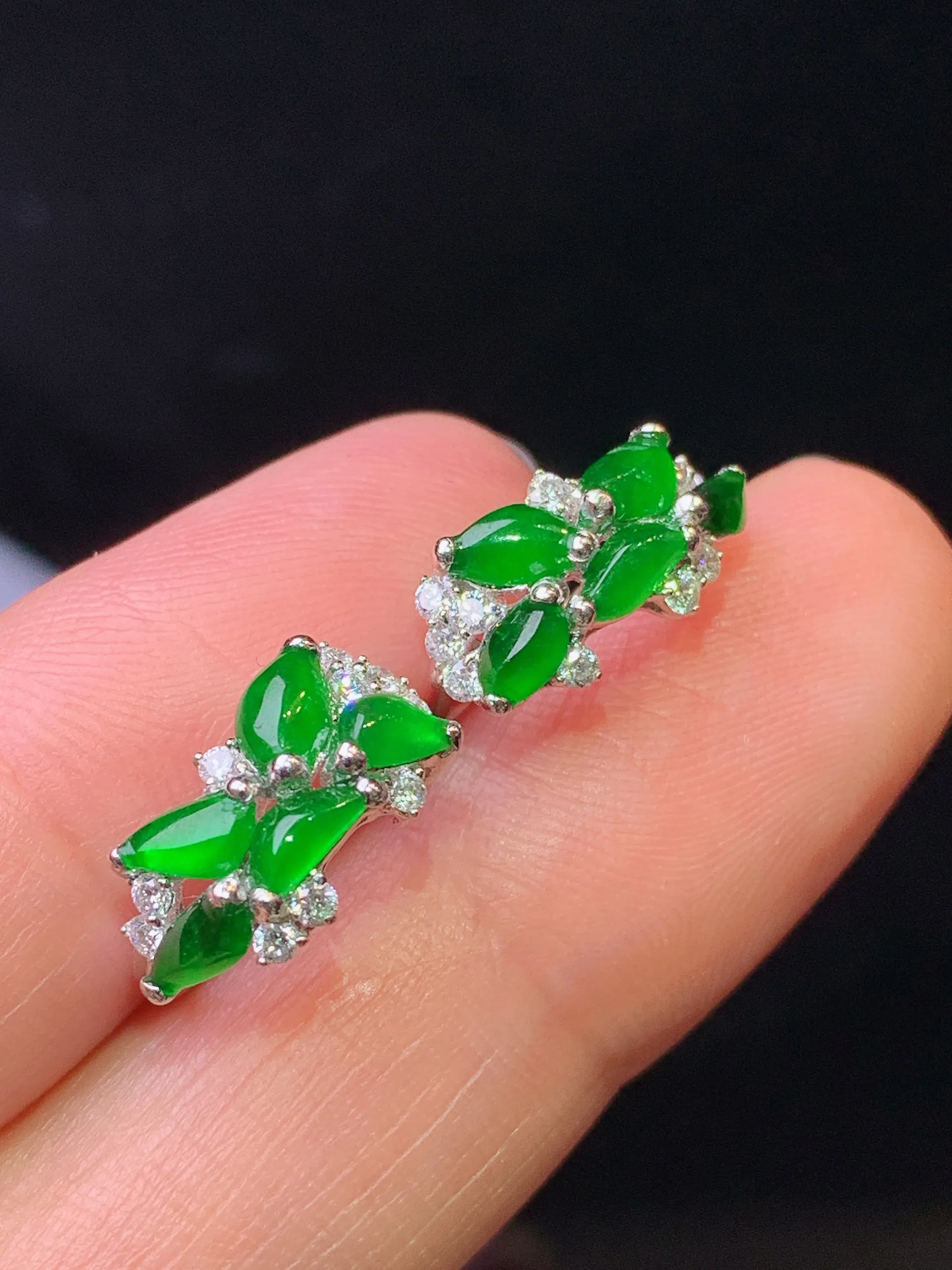 18k金钻镶嵌满绿随形耳钉 玉质细腻 水润亮眼 色泽艳丽 裸石尺寸5*3*2.3