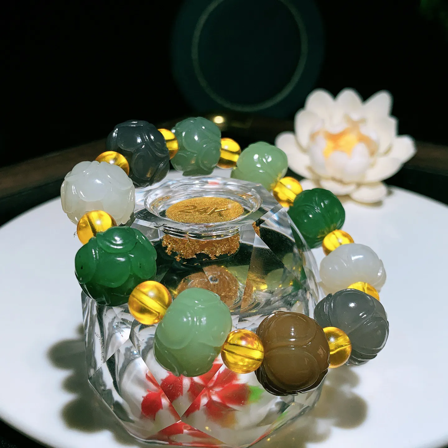 新疆和田玉多宝莲花珠手串。单颗尺寸13/16重56.8克。玉质细腻油润。手推出油。佩戴高端典雅。lt251209