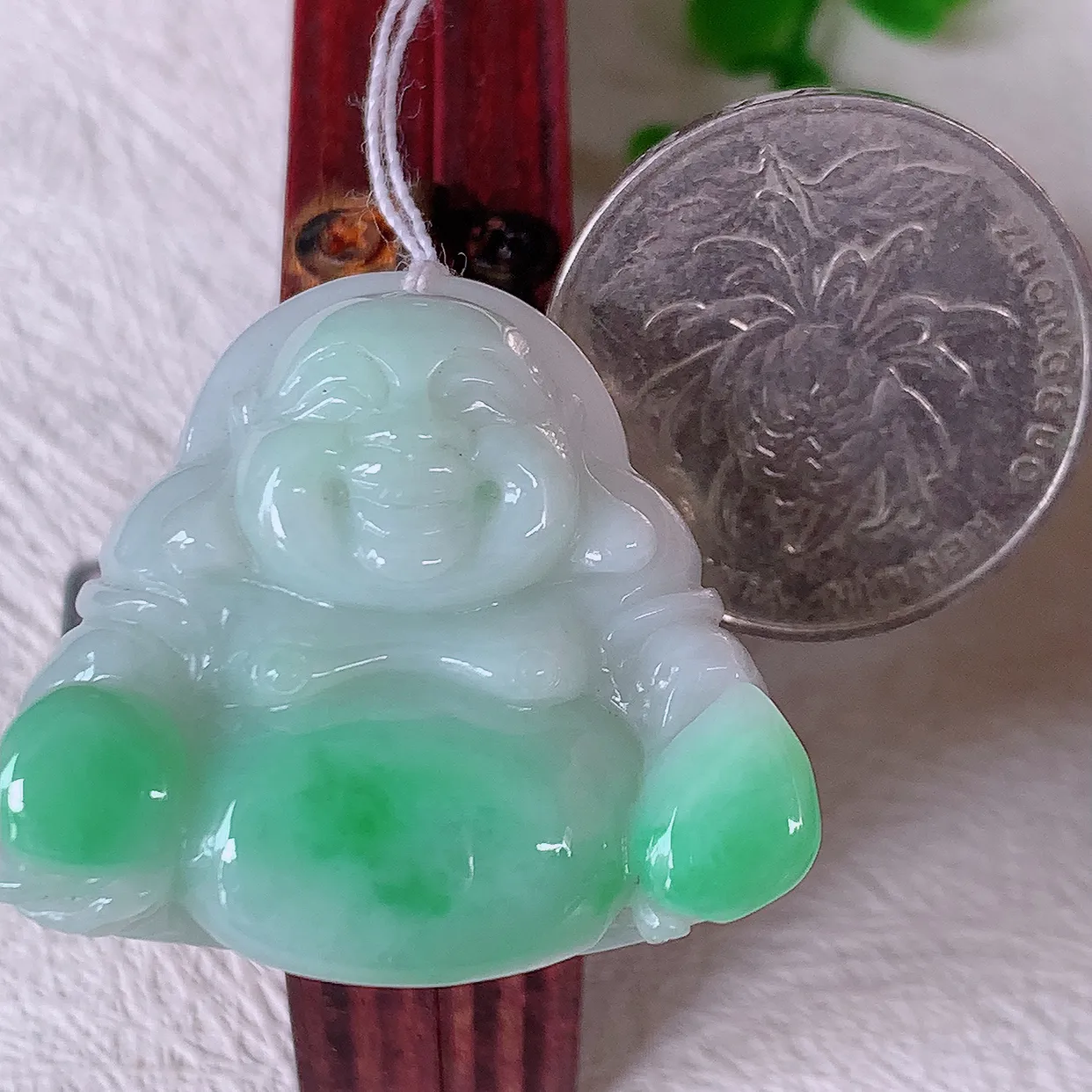 自然光实拍，冰润飘绿翡翠佛公吊坠，开心笑佛，种老水足，颜色漂亮，立体饱满圆润，佩戴效果赞#46.9