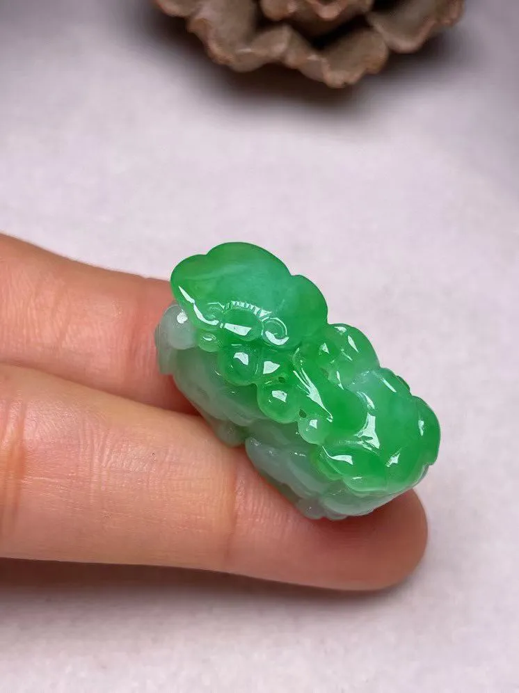 冰糯种飘绿【招财貔貅】吊坠，种水好，玉质细腻 ，卖相好.