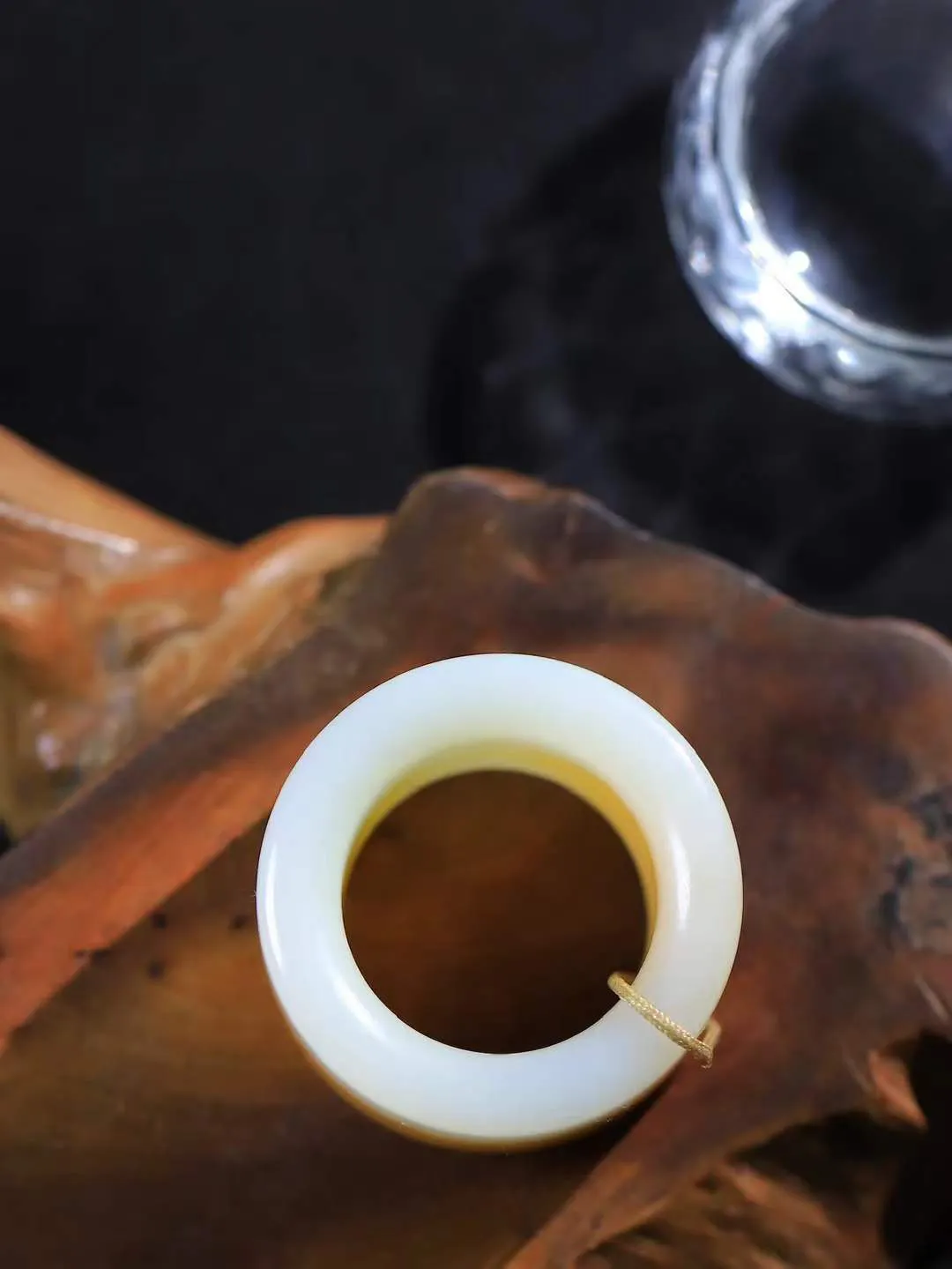 【古韵·扳指】

精品和田玉糖白玉扳指，玉质温润，油润感十足， 整器古韵生辉。优雅高贵。运筹帷幄于掌中，决胜于千里之外。
重30克 内径圈口22mm  尺寸20.2-6.2mm  FDT-59120229