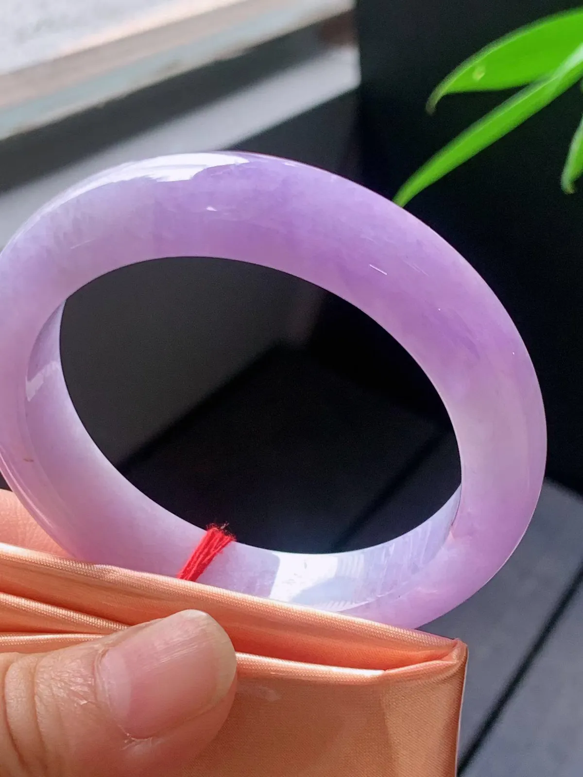 【翡翠名称】老坑种冰紫罗兰52正圈口手镯
【翡翠尺寸】52/12.5/8.9mm适合51-53正圈口