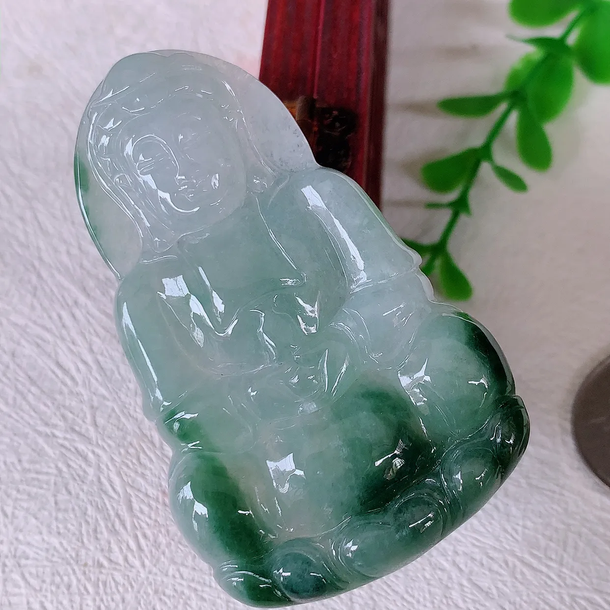 自然光实拍，大件冰飘花翡翠观音菩萨吊坠，赐福观音，玉润通透，慈祥端庄！#46.9