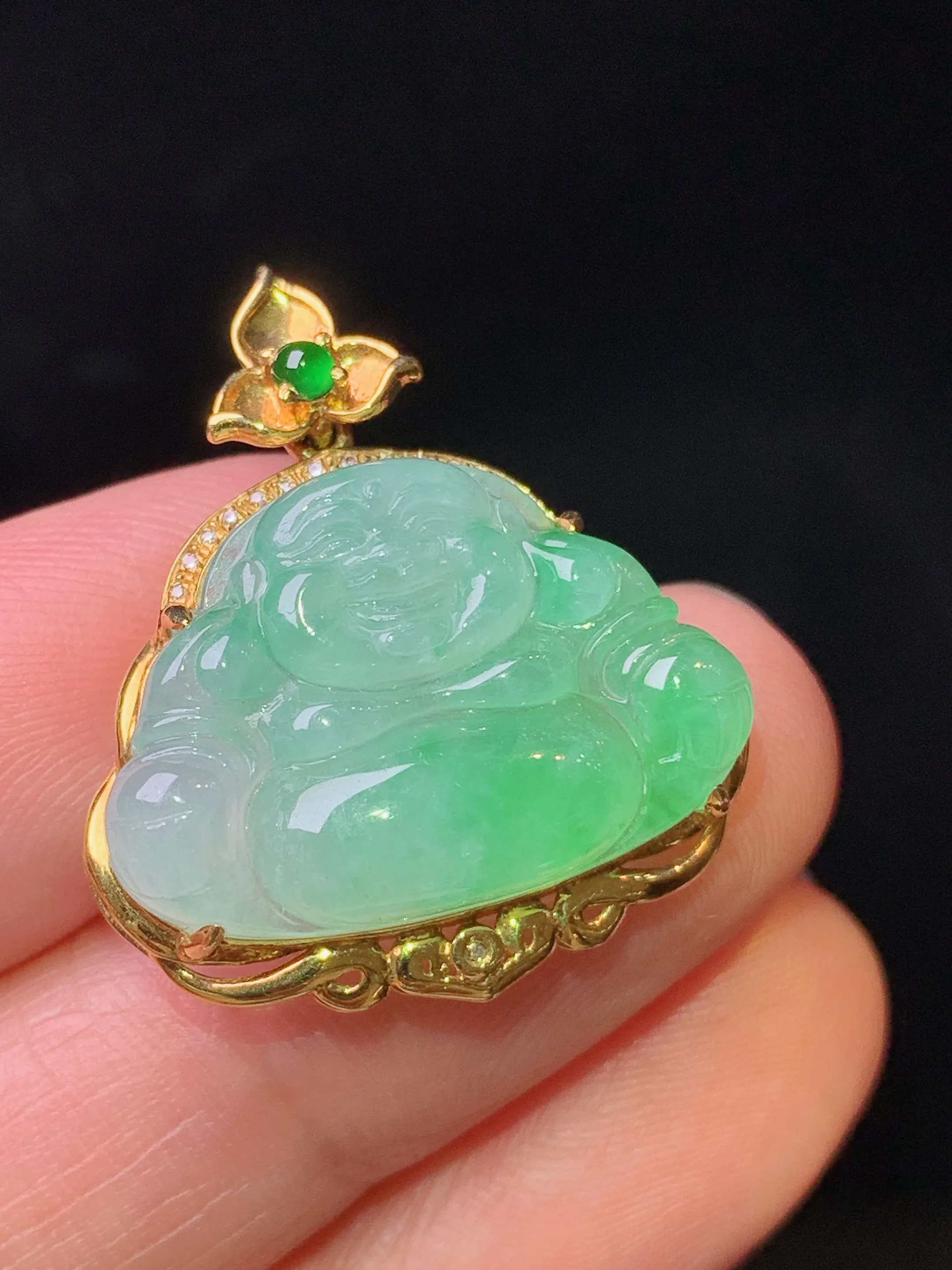 18k金镶嵌翠绿佛公吊坠 玉质细腻 水润亮眼 色泽艳丽 整体尺寸26.2*23*7.3