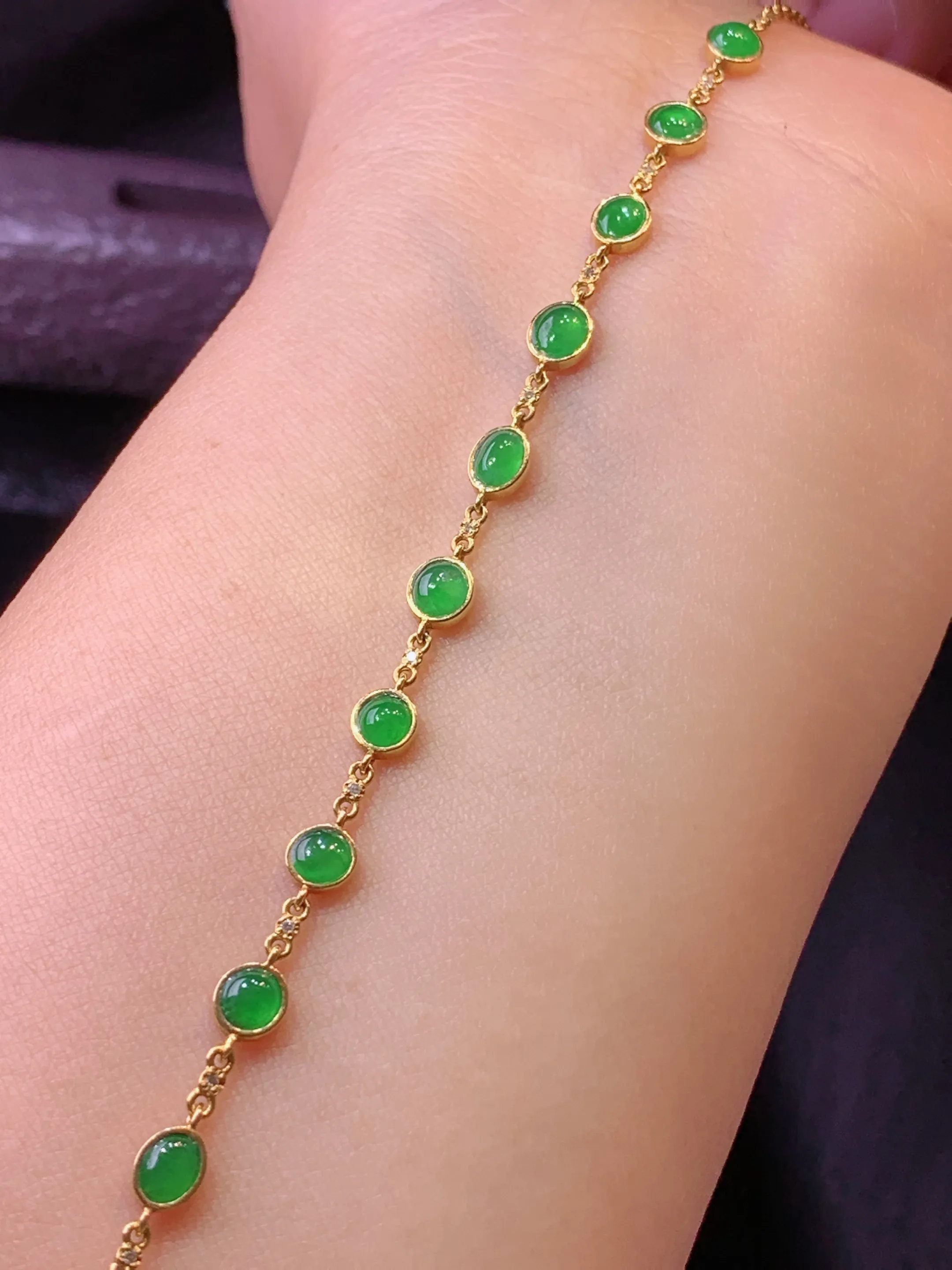 18k金镶嵌满绿蛋面手链 玉质细腻 水润亮眼 色泽艳丽 裸石尺寸4.8*4.3*2