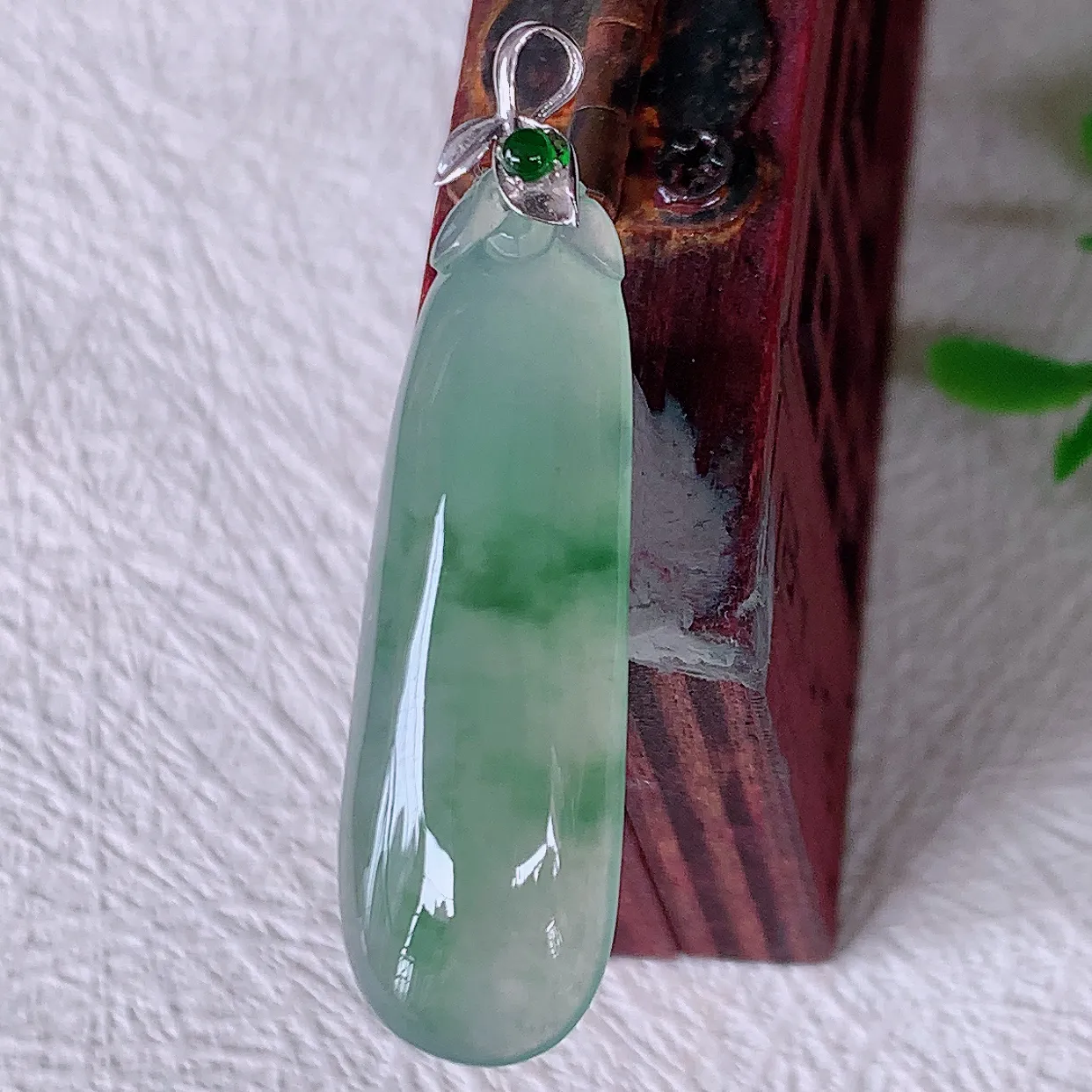 18K金镶嵌冰种飘花翡翠招财福瓜吊坠，精美饱满福瓜，种水足，形态圆润饱满，福相十足 ！#12.9