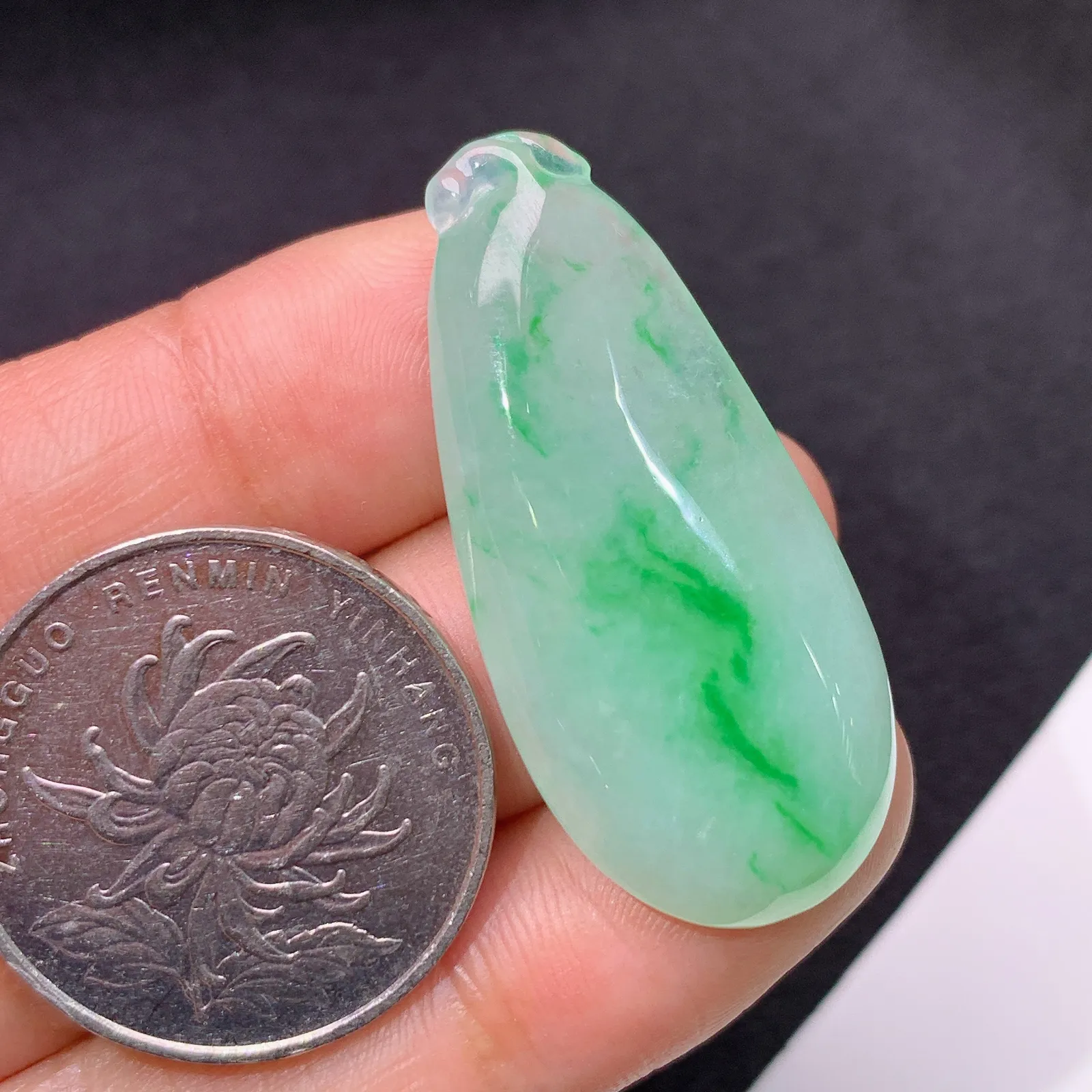 冰飘绿福瓜，冰润色阳，玉质细腻，种水足 尺寸37.8*17.6*6