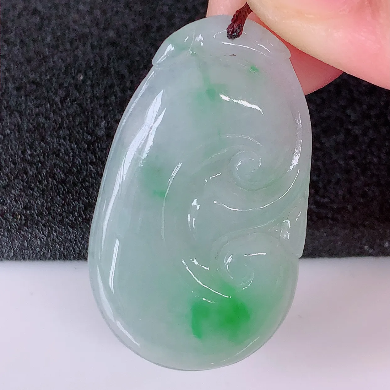 自然光实拍，冰润飘绿翡翠如意吊坠，上身效果非常美，饱满大气，工艺美，万事如意，如意一生，#57.9