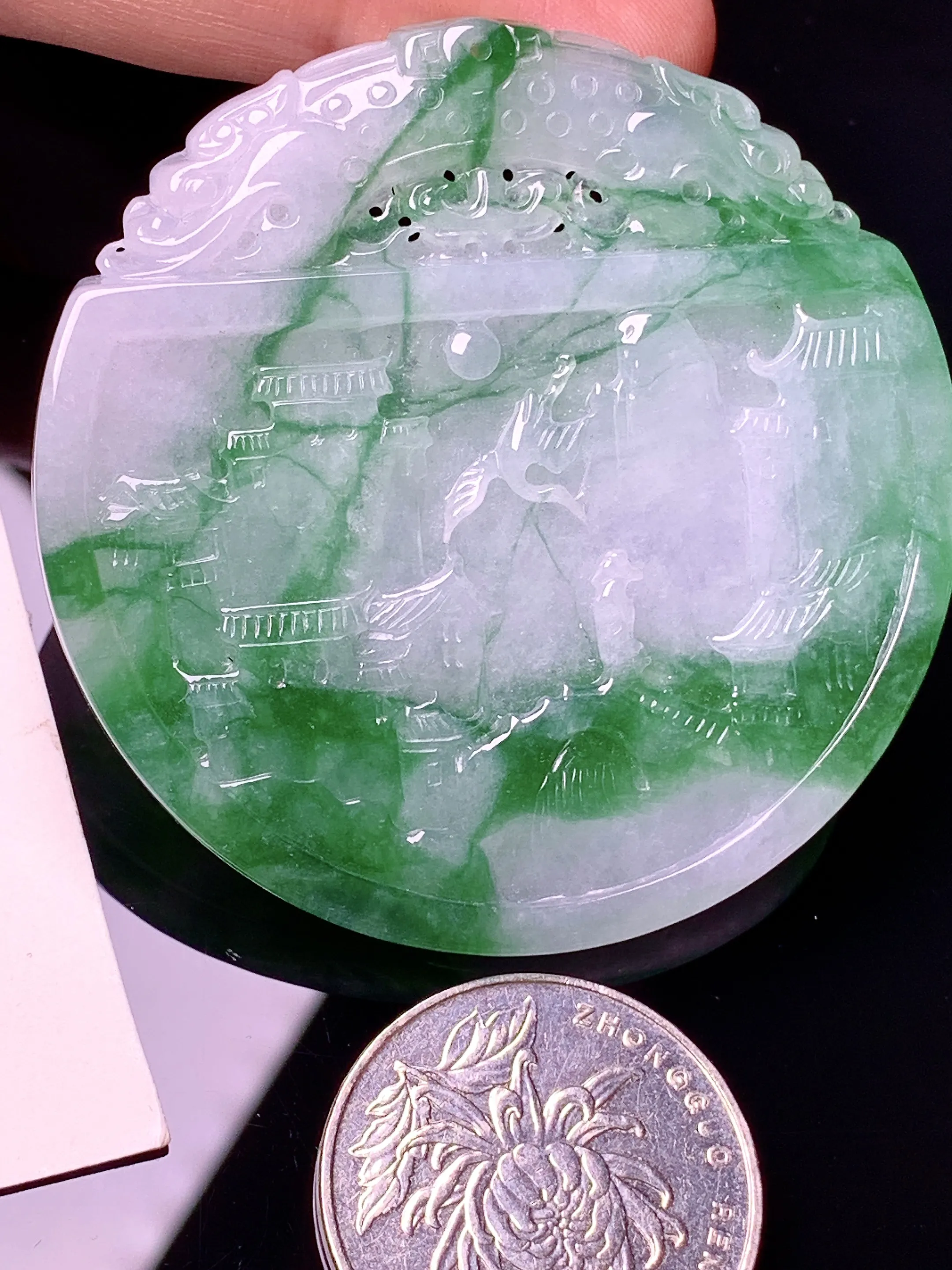 飘绿山水牌吊坠 玉质细腻 水润亮眼 色泽艳丽 整体尺寸54*5