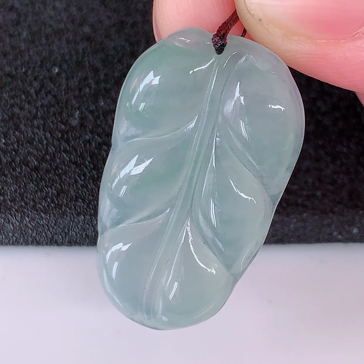 自然光实拍，冰种翡翠叶子吊坠 ，种水足，色泽清新，工艺精湛，叶子寓意美好；金枝玉叶，事业有成。#57.9