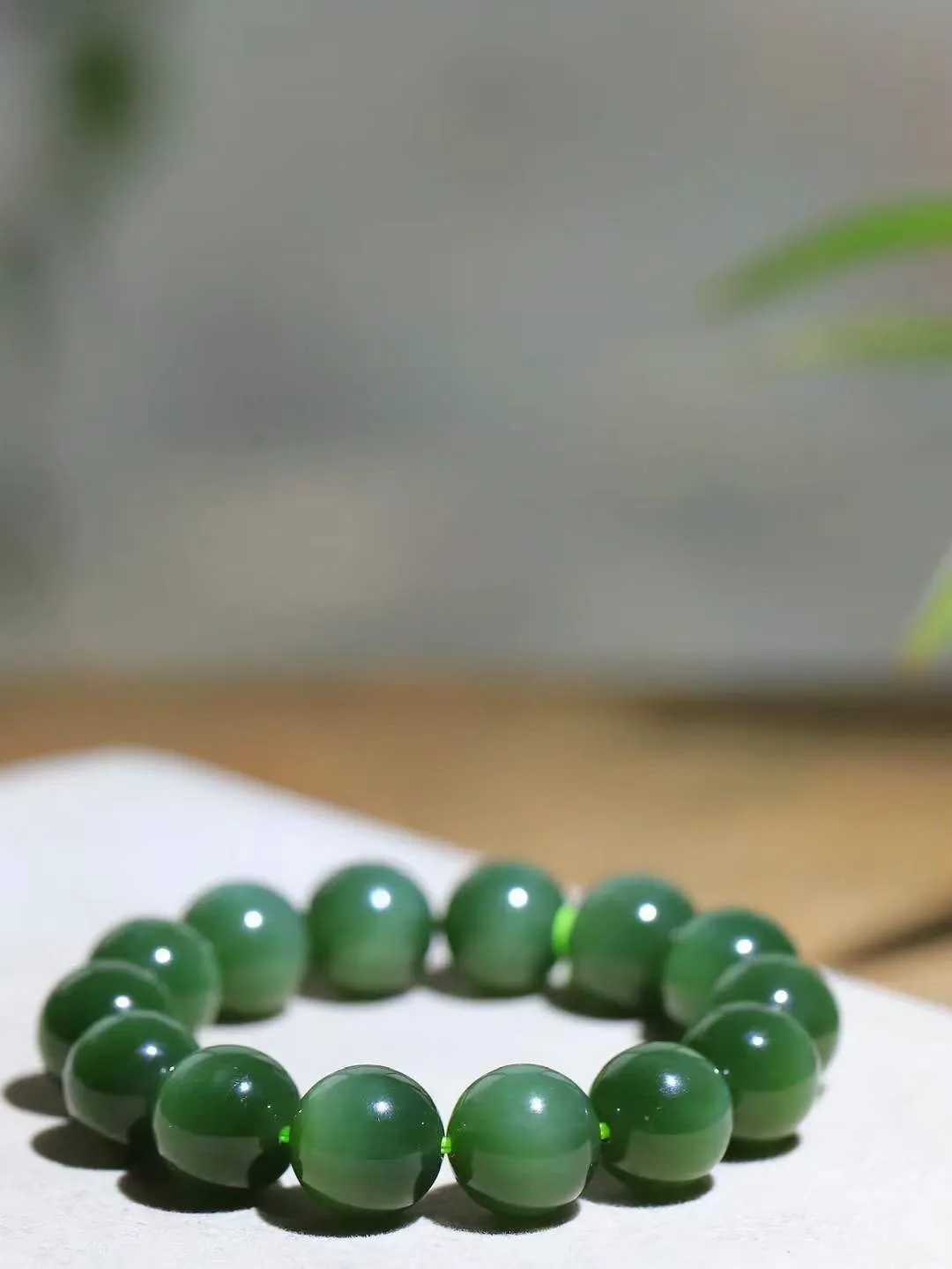 【珠圆玉润.手串】

精品和田玉碧玉猫眼珠圆玉润手串 玉质温润细腻  整串打磨圆润，佩戴舒适。珠珠落