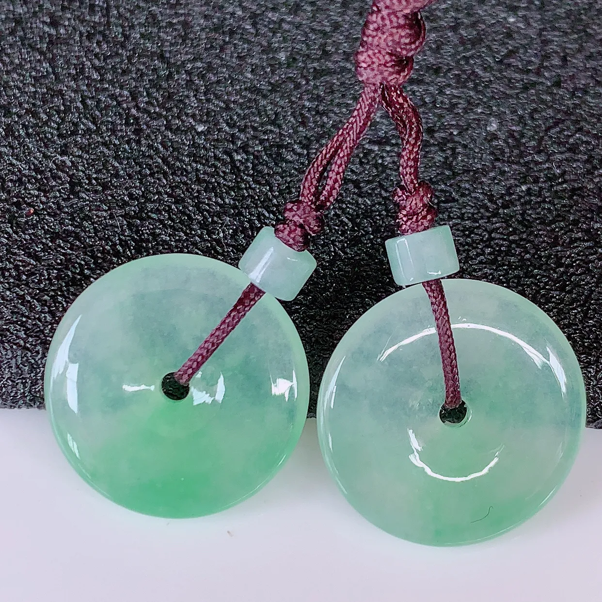 自然光实拍，冰种飘绿翡翠一对平安扣耳坠，翠色灵动，玉质细腻，颜色漂亮，品相佳，佩戴佳品！配银线 #41.9尺寸15*3