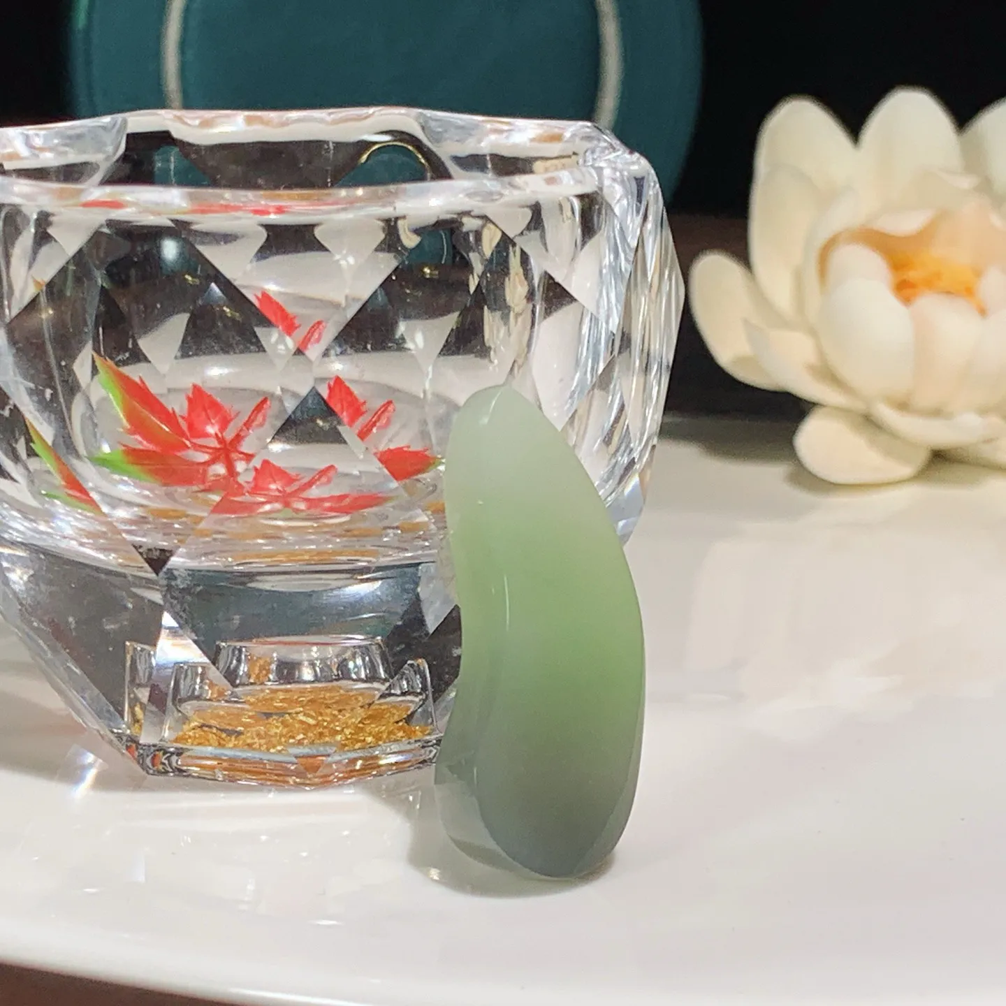 和田玉青海翠翠青平安无事随型挂件。尺寸36/15/6重6.8克。玉质细腻油润。手推出油。佩戴高端典雅。lt251209