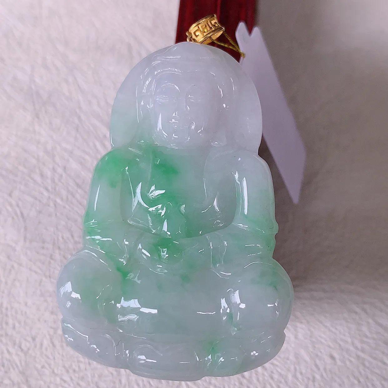 18K金镶嵌冰润飘绿翡翠观音菩萨吊坠，赐福翡翠观音，观音面相端庄，品相佳，佩戴气质！#35.9整体55.5裸石50*34.5*5.6