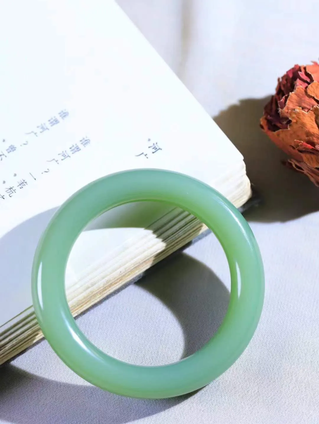 【悠悠芳华.镯】

典藏级臻品和田玉碧玉手镯 玉质温润 青葱岁月，尽收腕中，婉转流畅，凝岁月悠长。盈一眸恬淡，挽一抹绿意。重57克 内径52mm尺寸11.5-10.4mm   86120255A