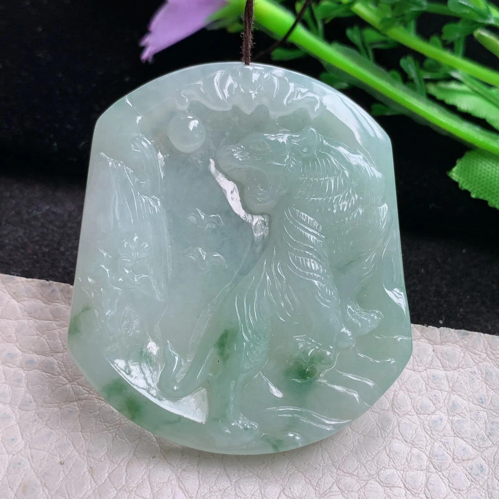 yn实拍50.5*44*5.8缅甸翡翠a货精雕飘花上山虎 生肖虎玉吊坠 玉挂件