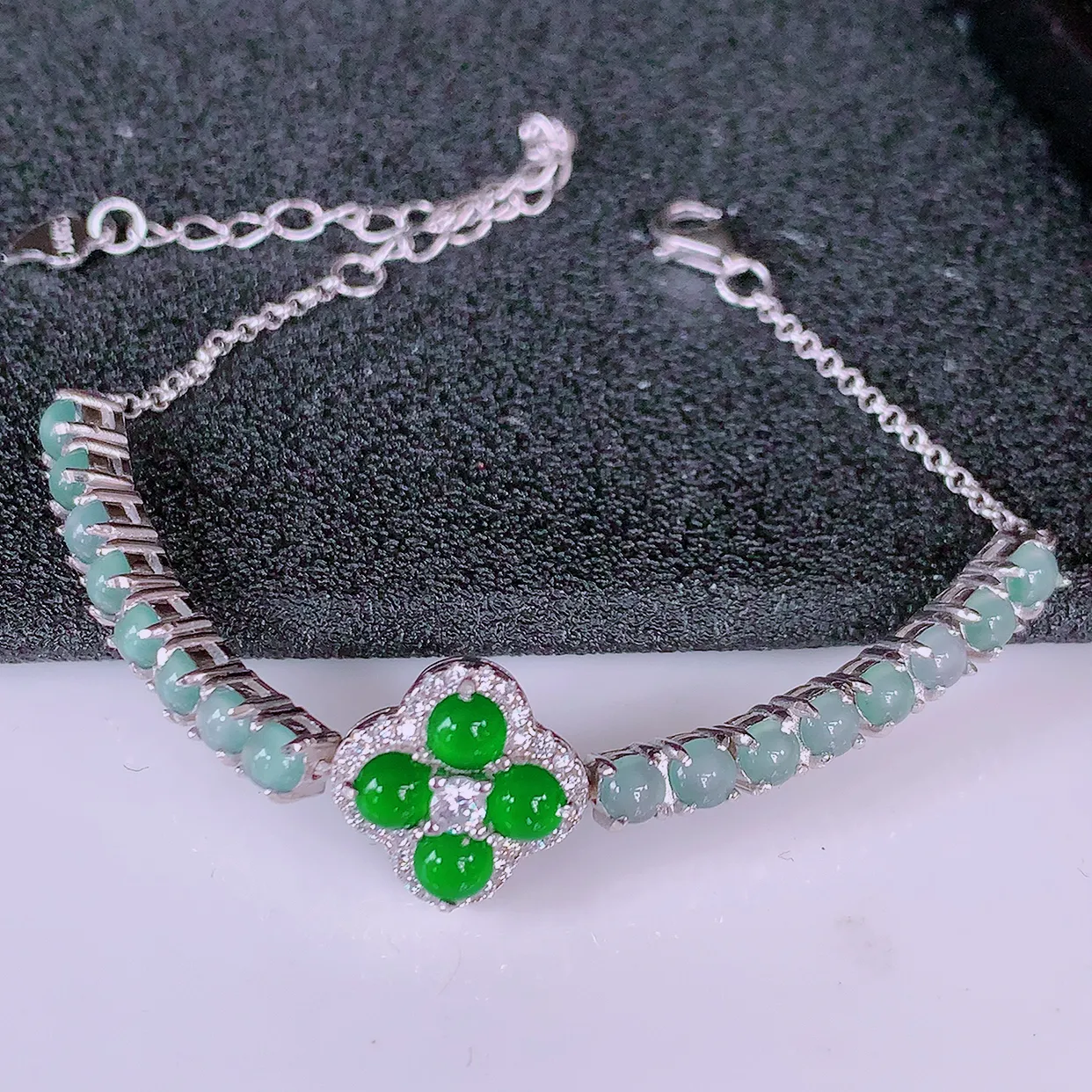 冰透满绿翡翠925银镶嵌手链，自然光实拍，翠色灵动，颜色漂亮，种老水足，品相佳，佩戴佳品！#97.9