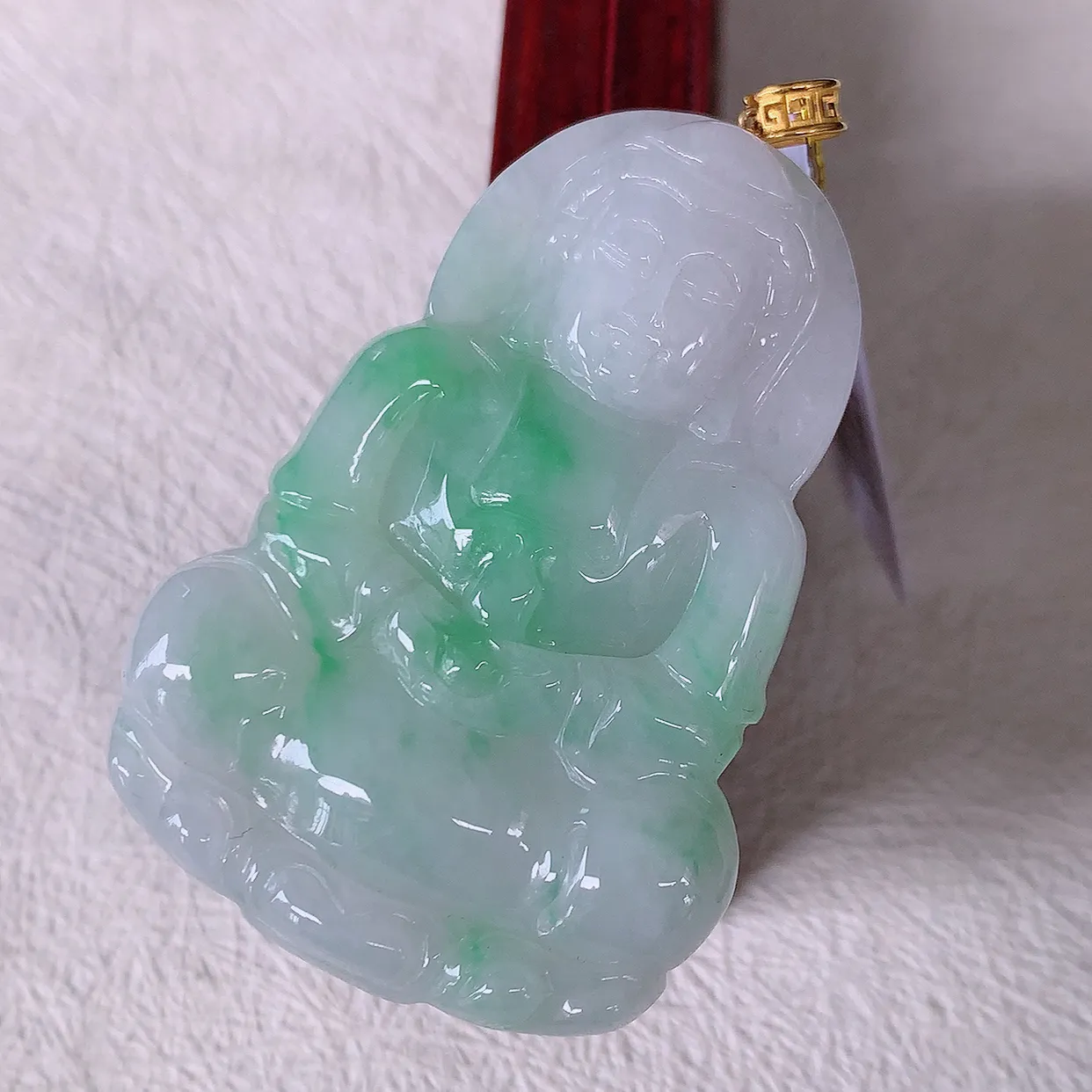 18K金镶嵌冰润飘绿翡翠观音菩萨吊坠，赐福翡翠观音，观音面相端庄，品相佳，佩戴气质！#35.9整体55.5裸石50*34.5*5.6