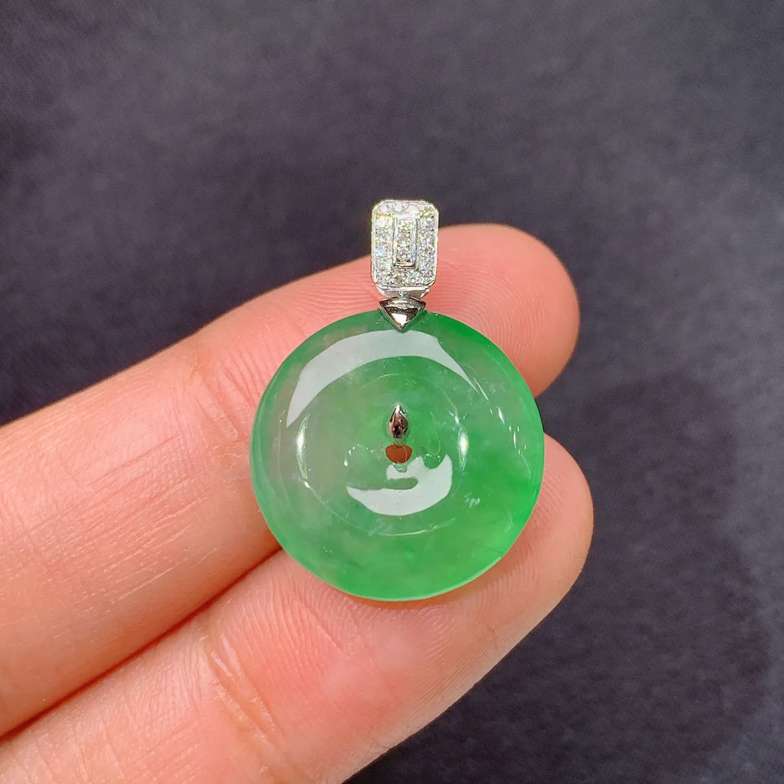 晴绿平安扣吊坠，18k金镶嵌，冰润色阳，玉质细腻，种水足，尺寸22.3*16.4*3.9