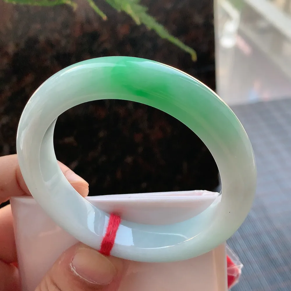 正圈冰糯阳绿 无瑕 尺寸:55.1/12.3/9.1 色好